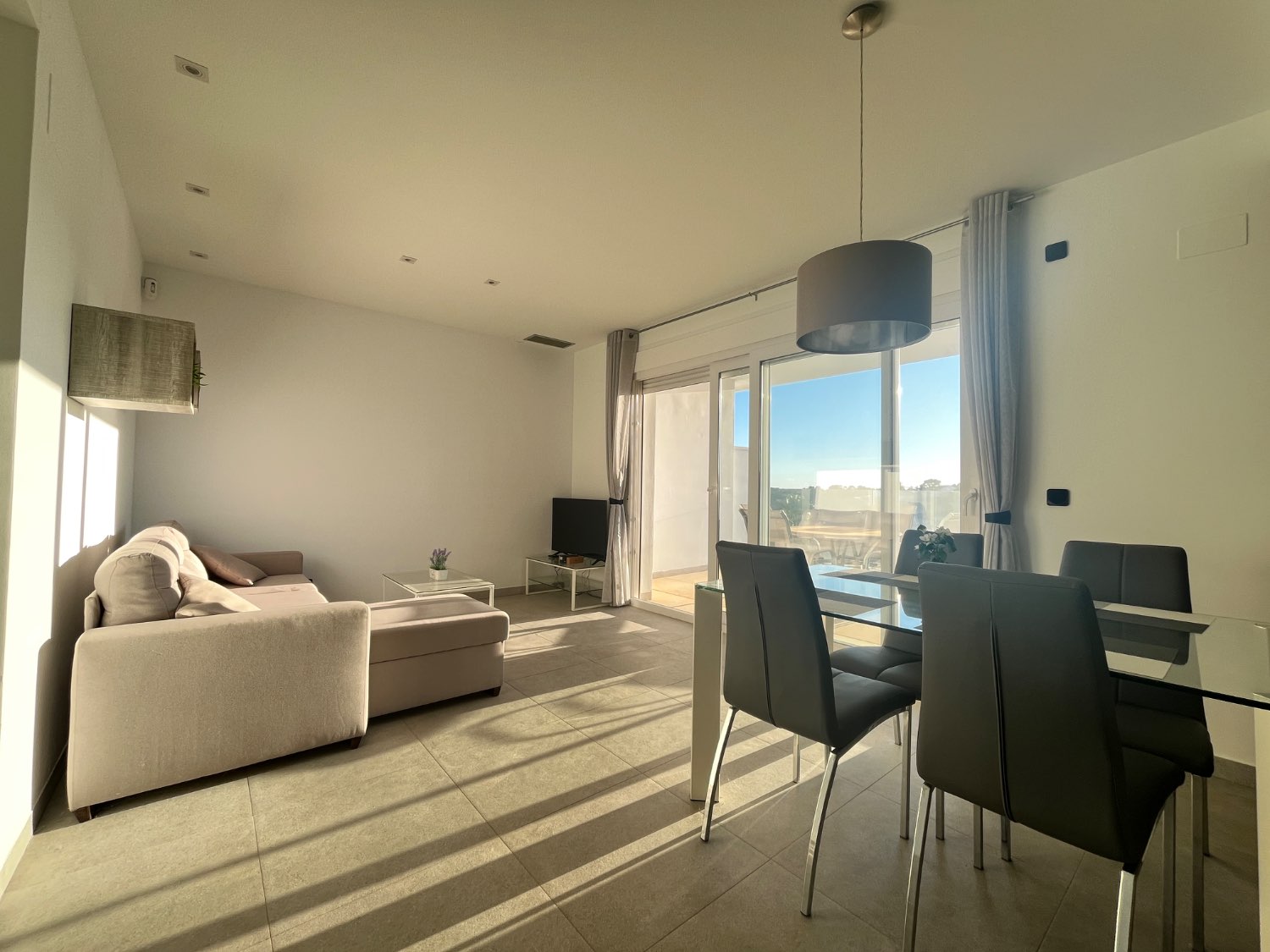 Квартира 2 спальни, 2 ванные комнаты, 1 подвал, 1 парковочное место и 1 общий бассейн совершенно новые