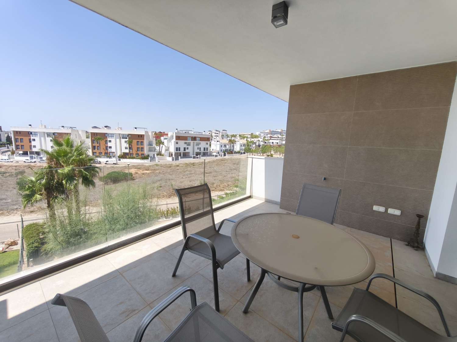 Apartamento de 2 dormitorios, 2 baños, 1 bodega, 1 plaza de garaje y 1 piscina comunitaria completamente nuevo