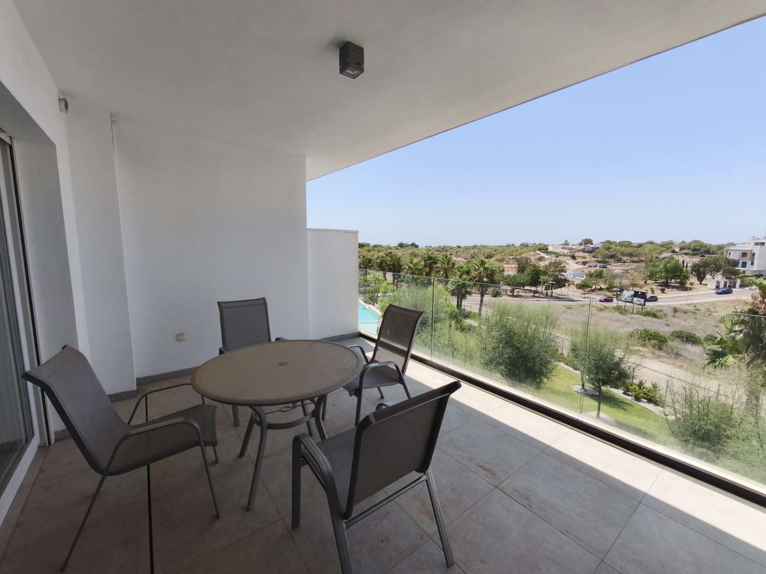 Apartamento de 2 dormitorios, 2 baños, 1 bodega, 1 plaza de garaje y 1 piscina comunitaria completamente nuevo