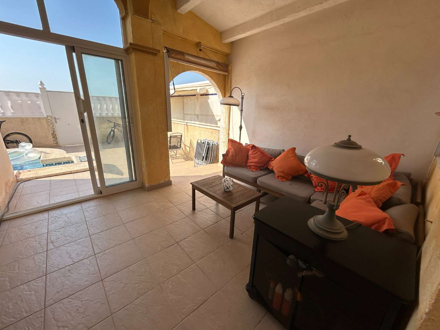 3 soverom, 2 bad hus med privat basseng.