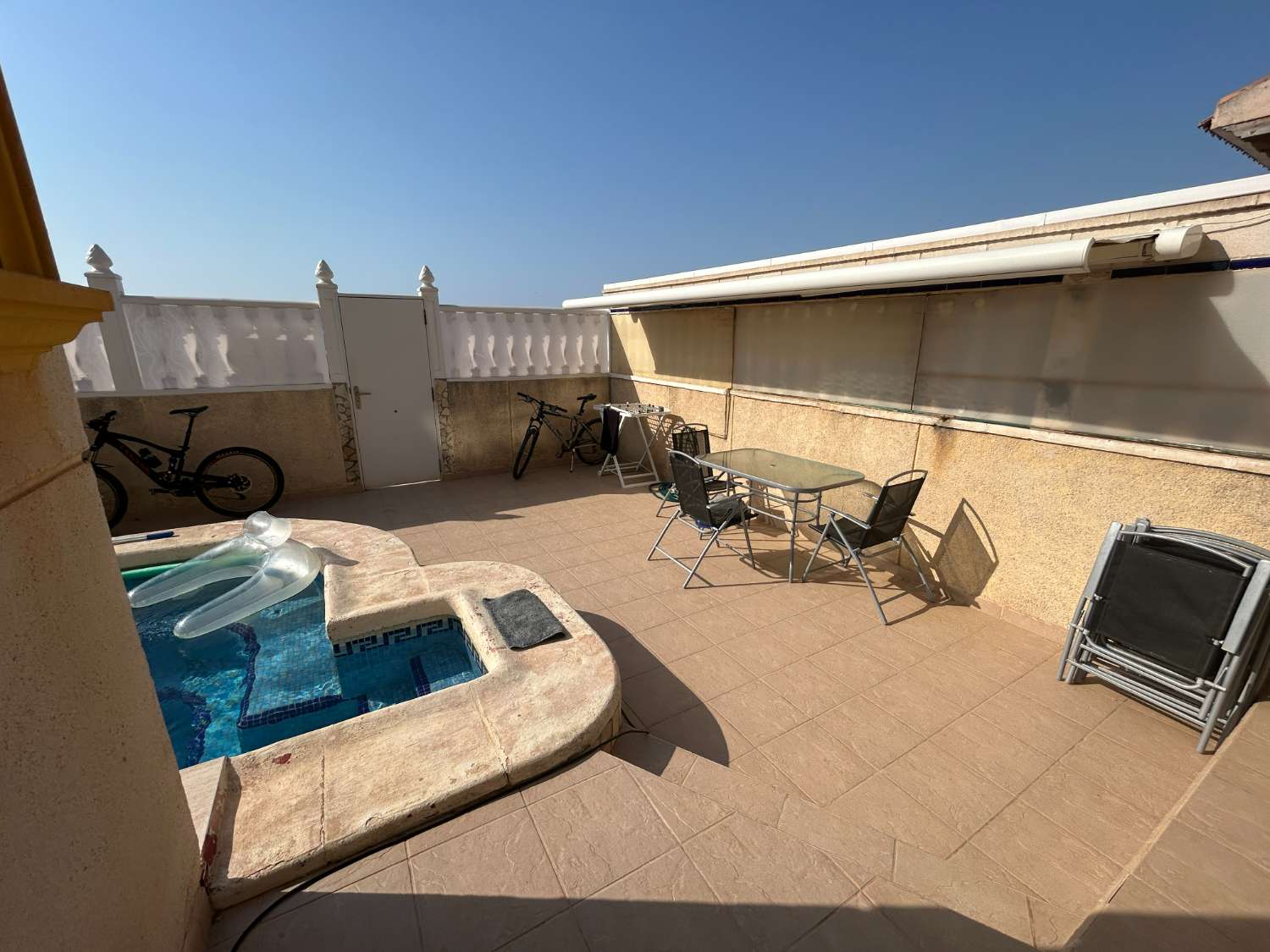 3 soverom, 2 bad hus med privat basseng.