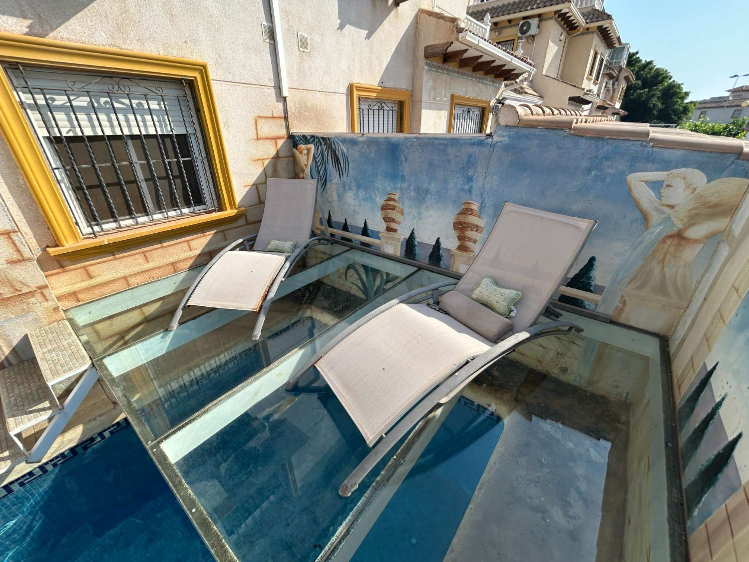 3 soverom, 2 bad hus med privat basseng.