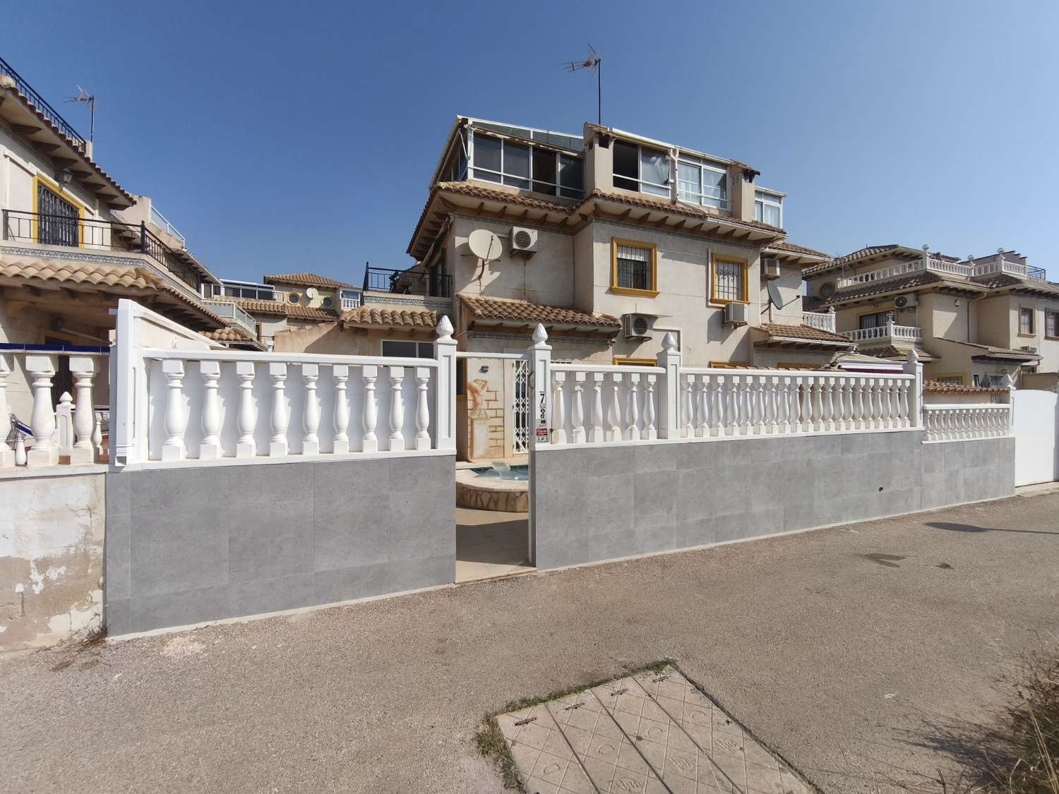 3 soverom, 2 bad hus med privat basseng.