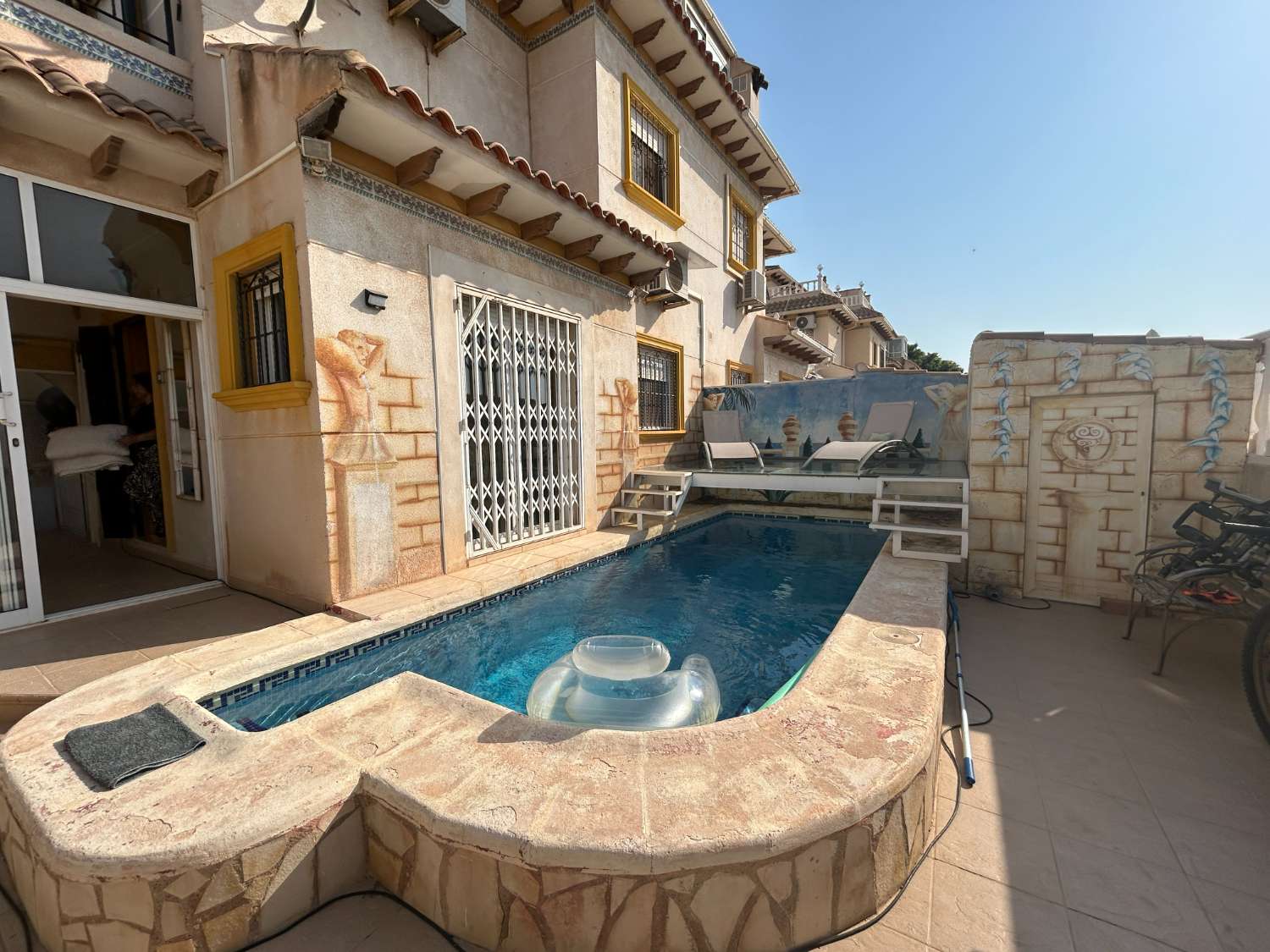 3 soverom, 2 bad hus med privat basseng.