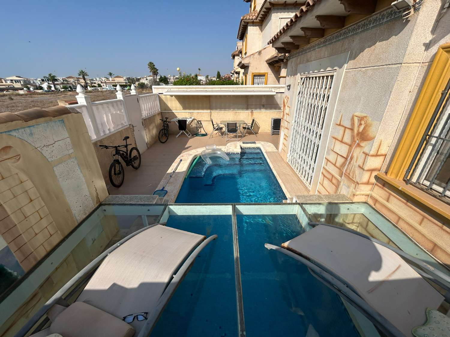 3 soverom, 2 bad hus med privat basseng.