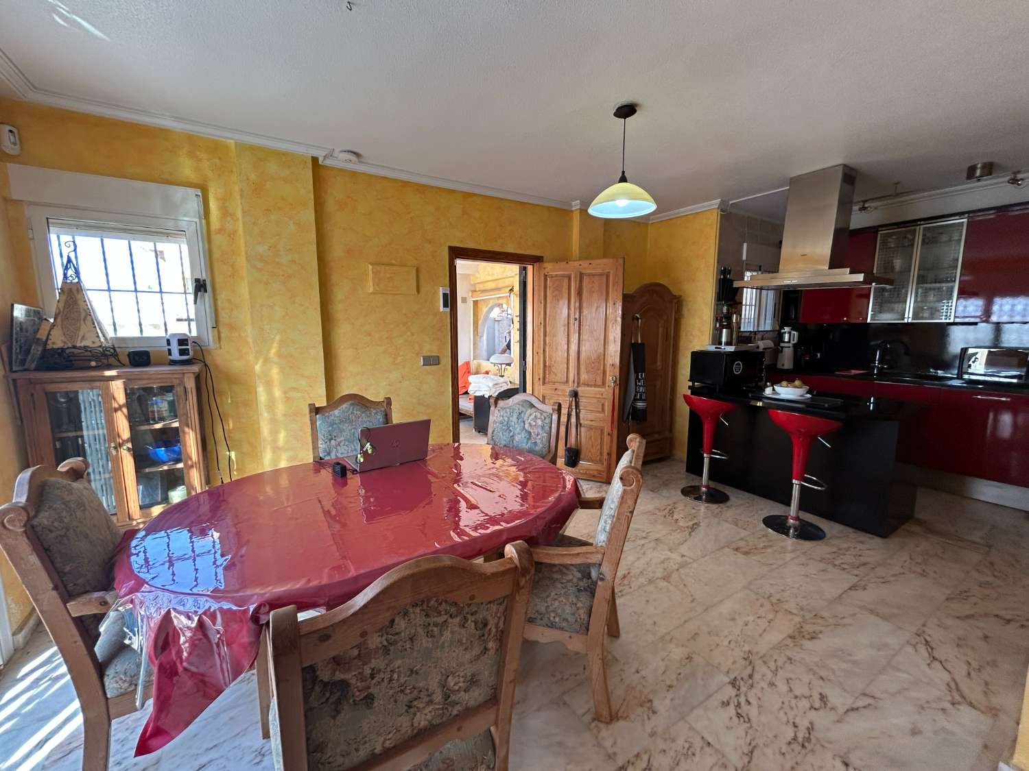 3 soverom, 2 bad hus med privat basseng.