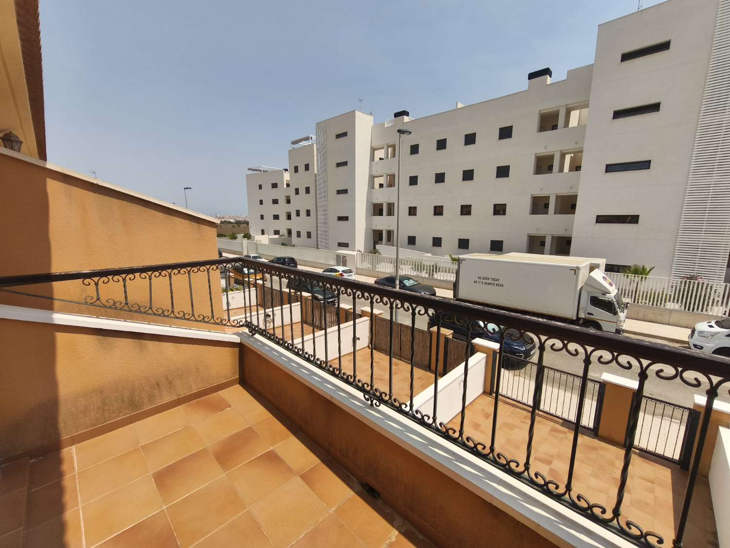 Preciosa casa adosada de 3 dormitorios y 2 baños en Pérgolas del Mediterráneo.