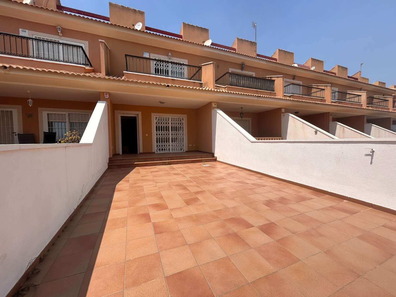 Preciosa casa adosada de 3 dormitorios y 2 baños en Pérgolas del Mediterráneo.