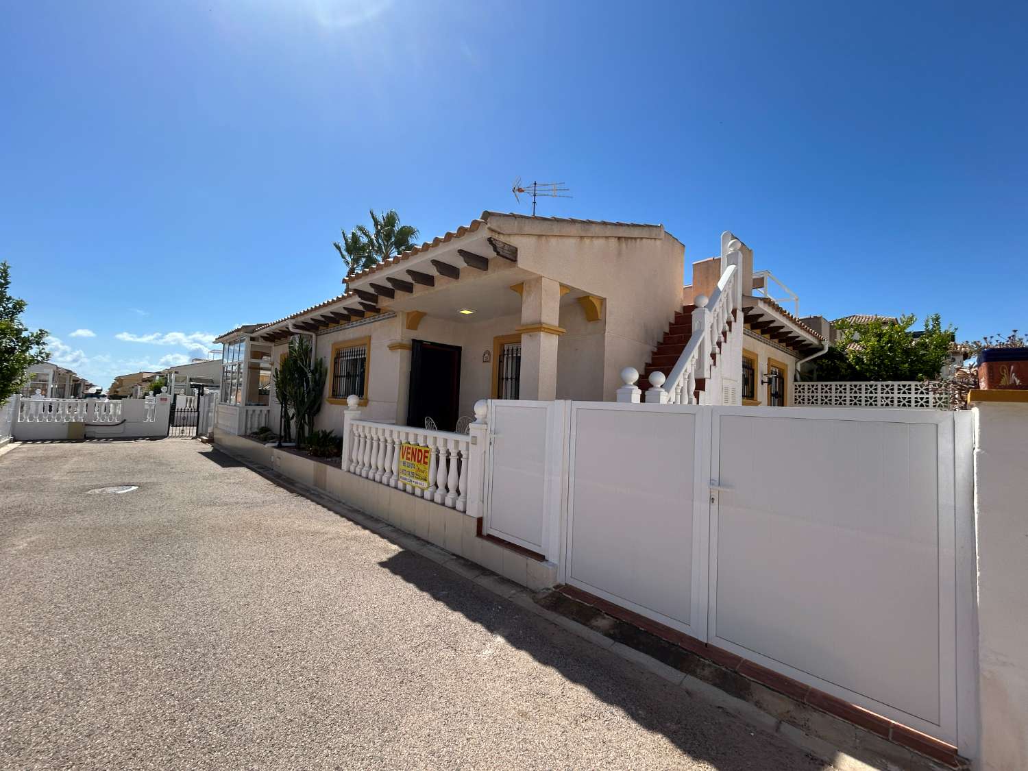 Bungalow de 2 dormitorios con solárium en Playa Flamenca