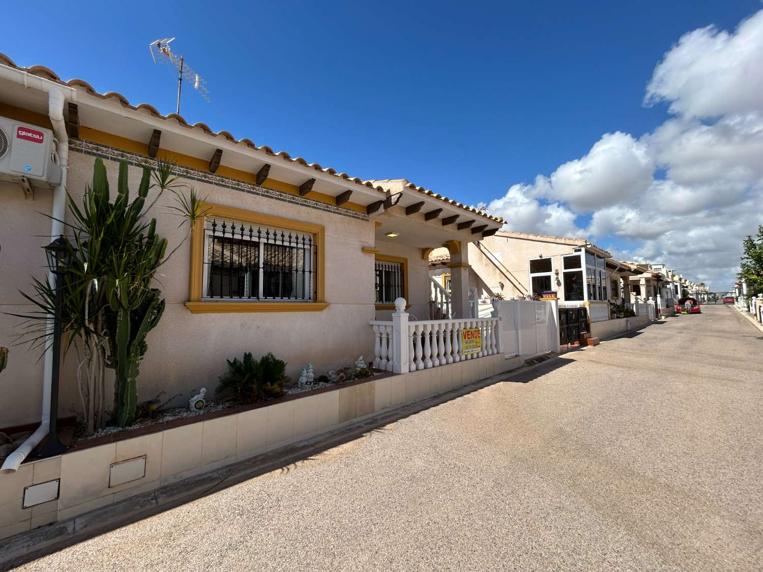 Bungalow de 2 dormitorios con solárium en Playa Flamenca