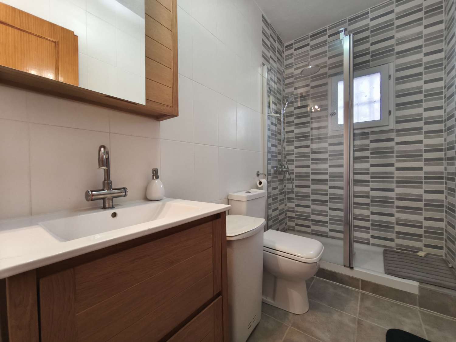 Chalet independiente en La Florida – 3 dormitorios, 2 baños y piscina privada