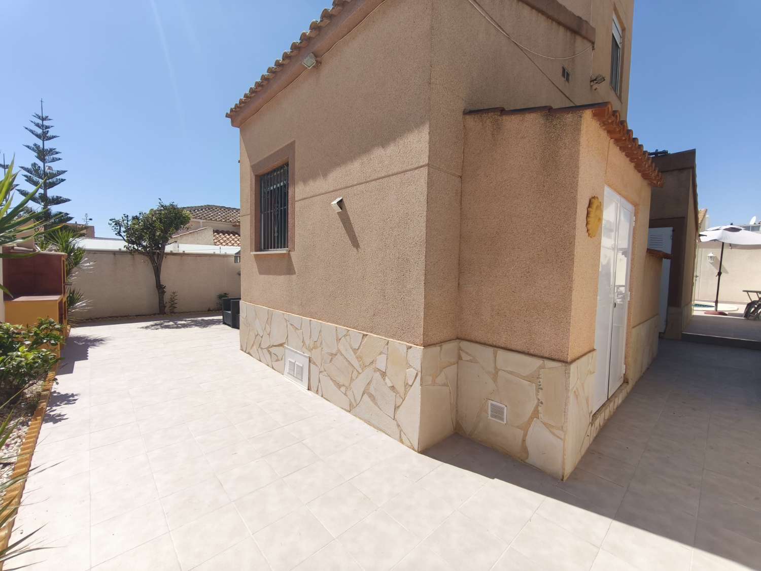 Chalet independiente en La Florida – 3 dormitorios, 2 baños y piscina privada