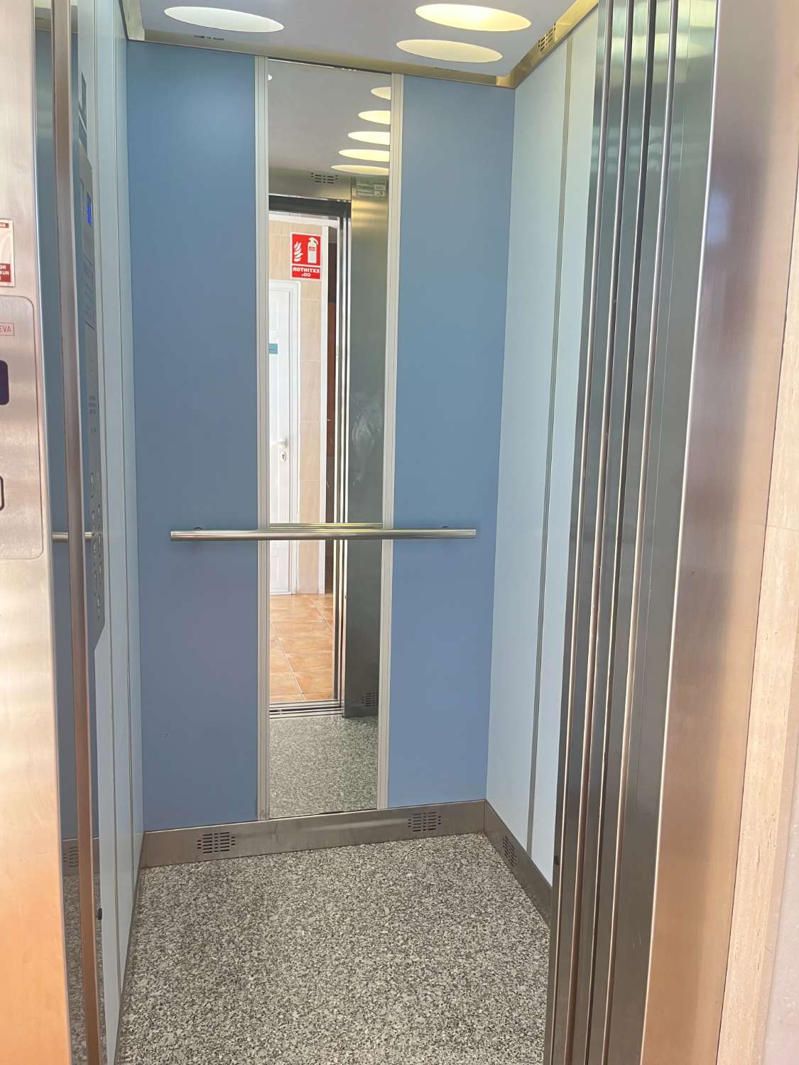 3 soveværelser, 2 badeværelser lejlighed med parkering 250 meter fra stranden