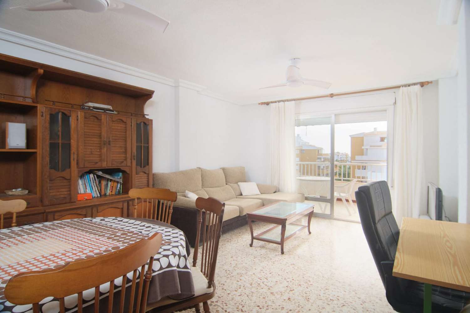 3 soveværelser, 2 badeværelser lejlighed med parkering 250 meter fra stranden