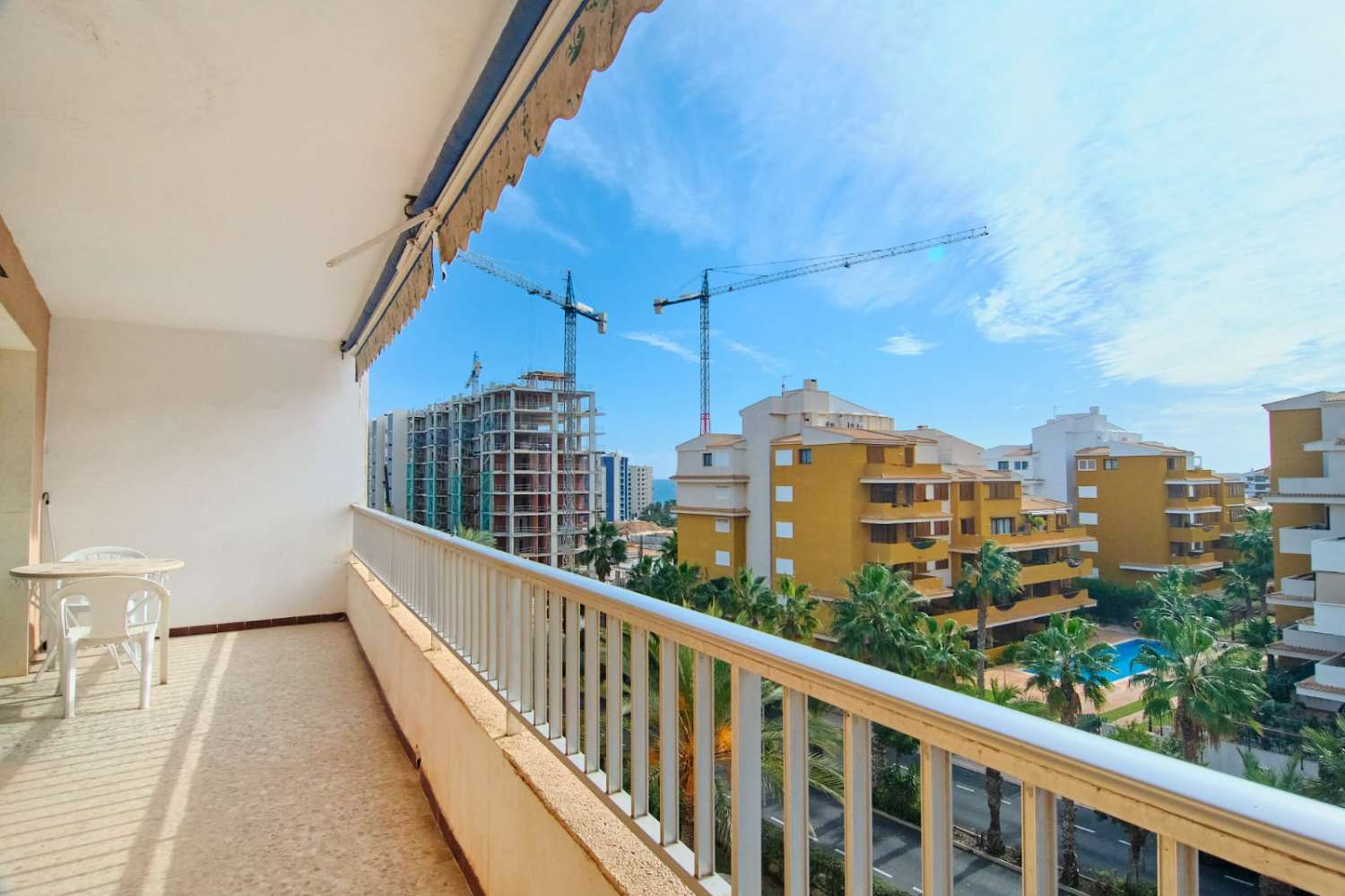 3 soveværelser, 2 badeværelser lejlighed med parkering 250 meter fra stranden