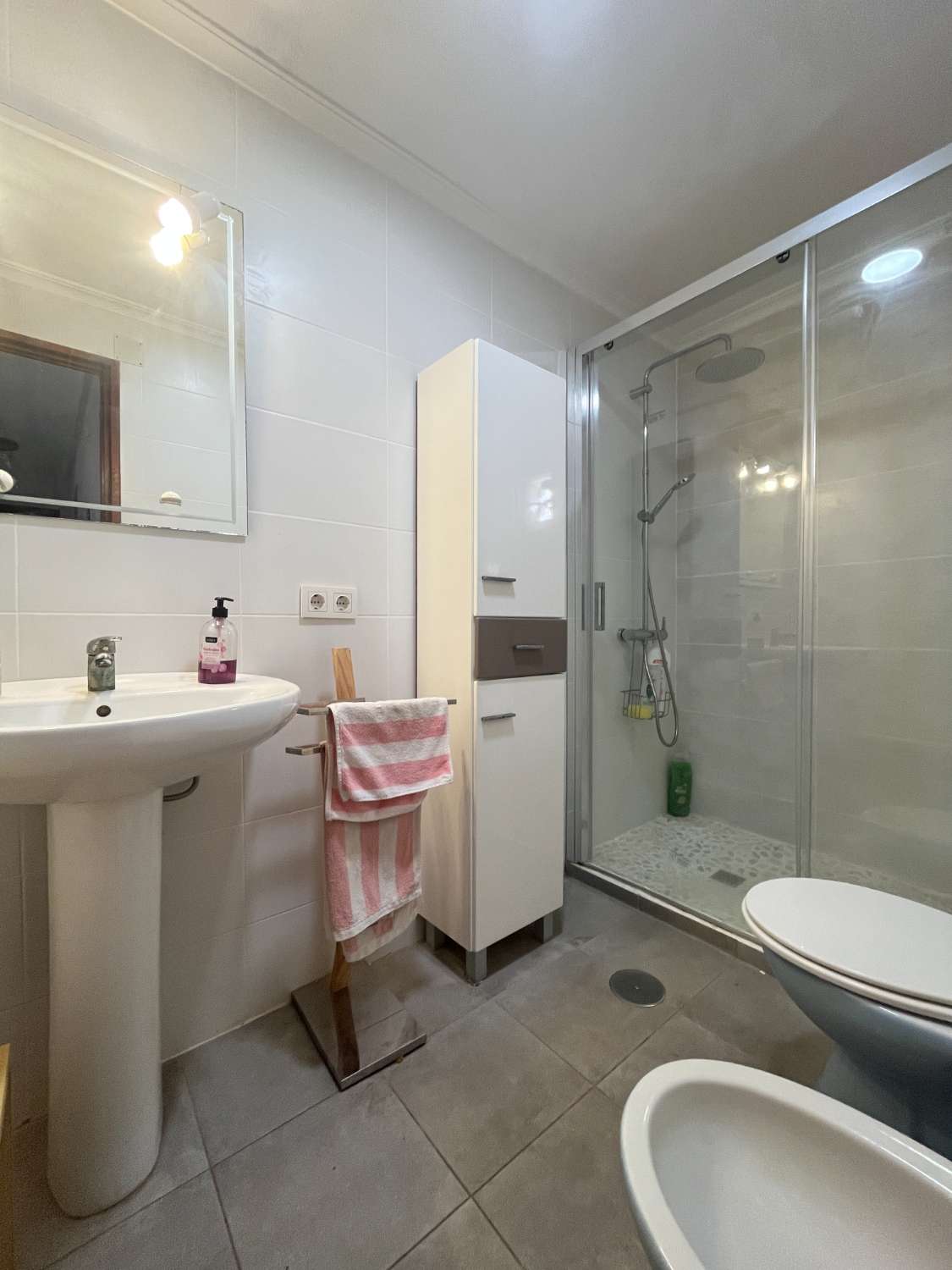 3 soveværelser, 2 badeværelser lejlighed med parkering 250 meter fra stranden