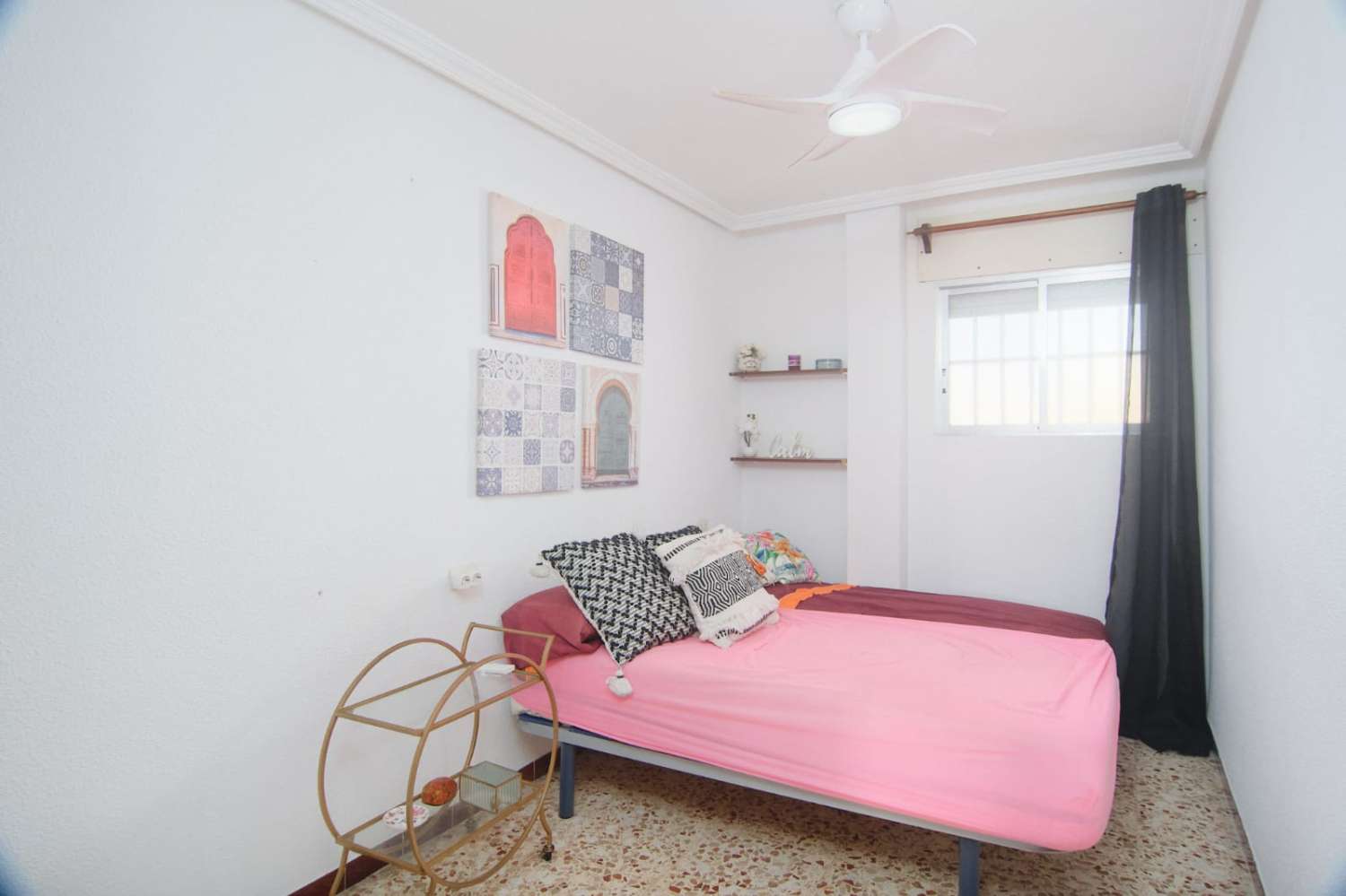 3 soveværelser, 2 badeværelser lejlighed med parkering 250 meter fra stranden