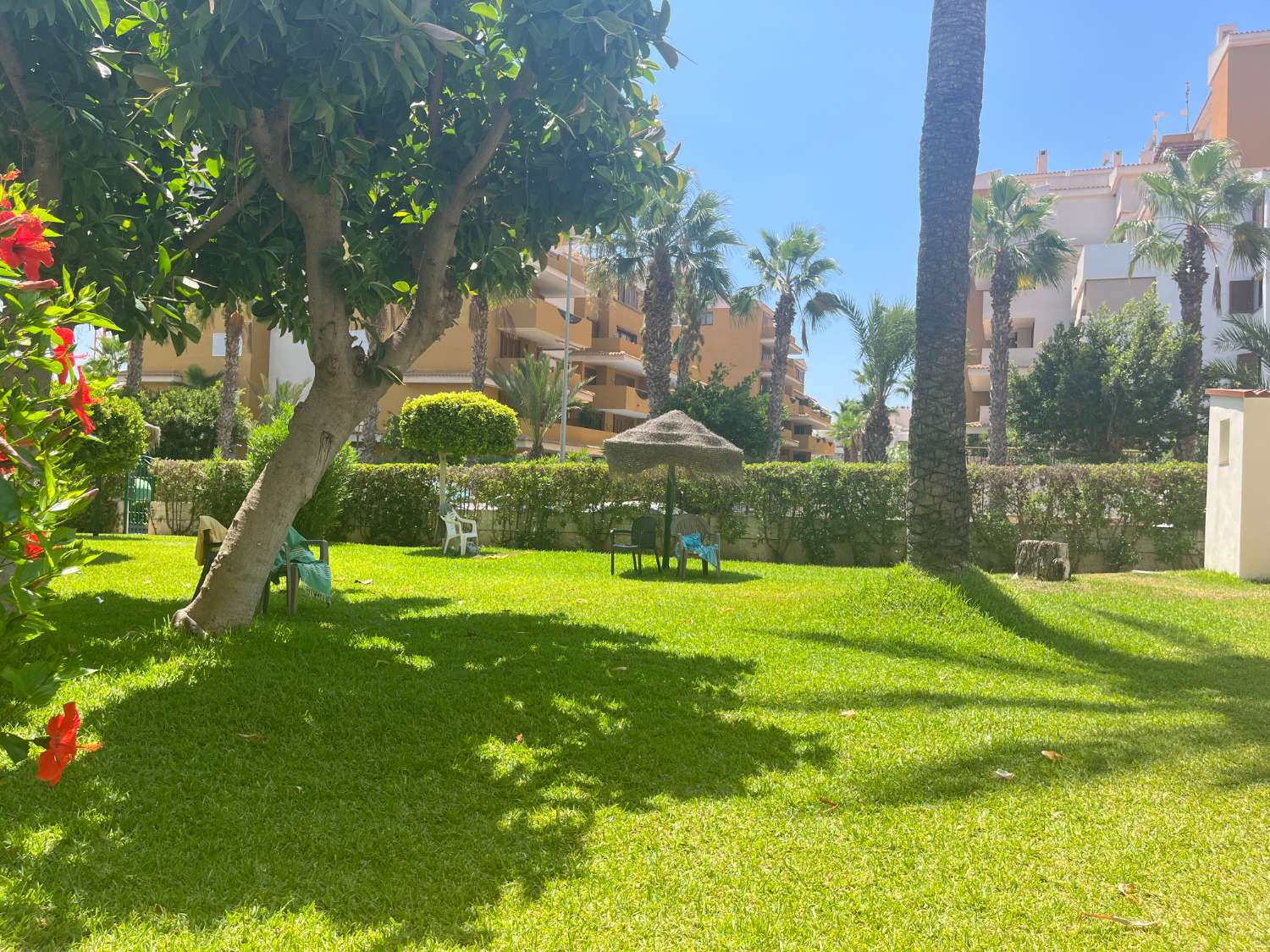 3 soveværelser, 2 badeværelser lejlighed med parkering 250 meter fra stranden