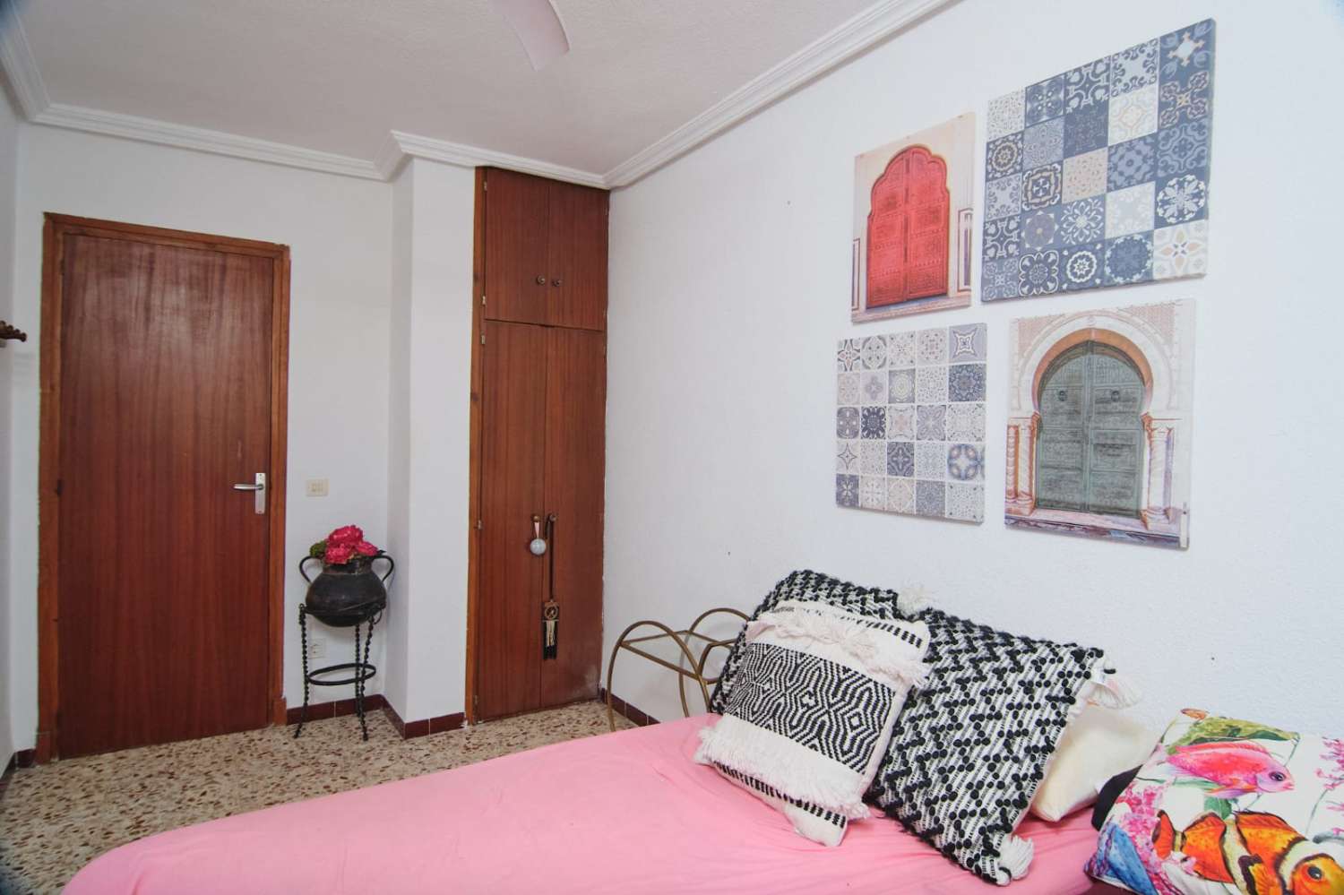 3 soveværelser, 2 badeværelser lejlighed med parkering 250 meter fra stranden