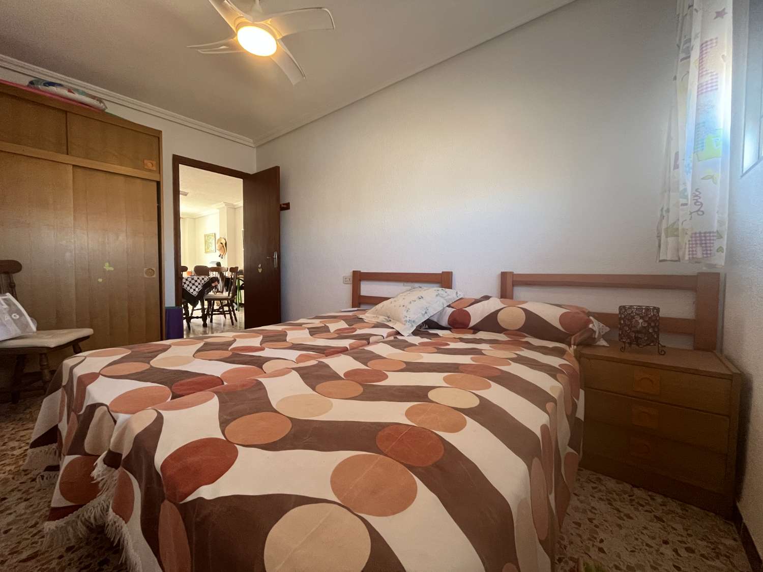 3 soveværelser, 2 badeværelser lejlighed med parkering 250 meter fra stranden