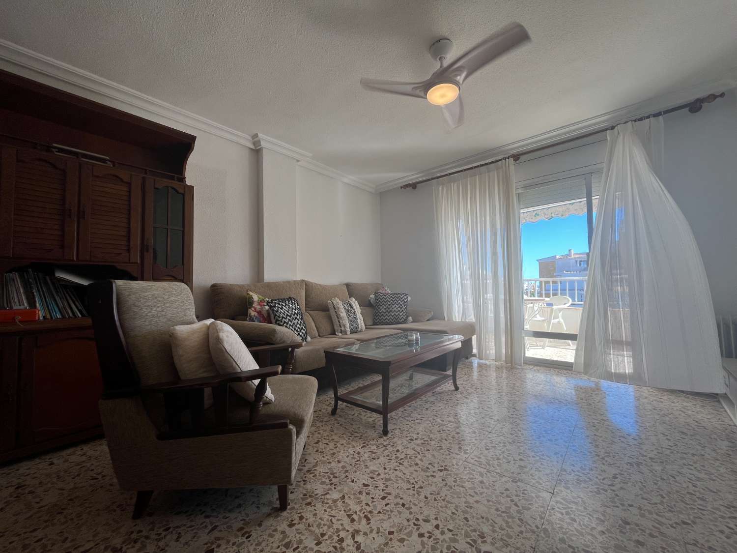 3 soveværelser, 2 badeværelser lejlighed med parkering 250 meter fra stranden