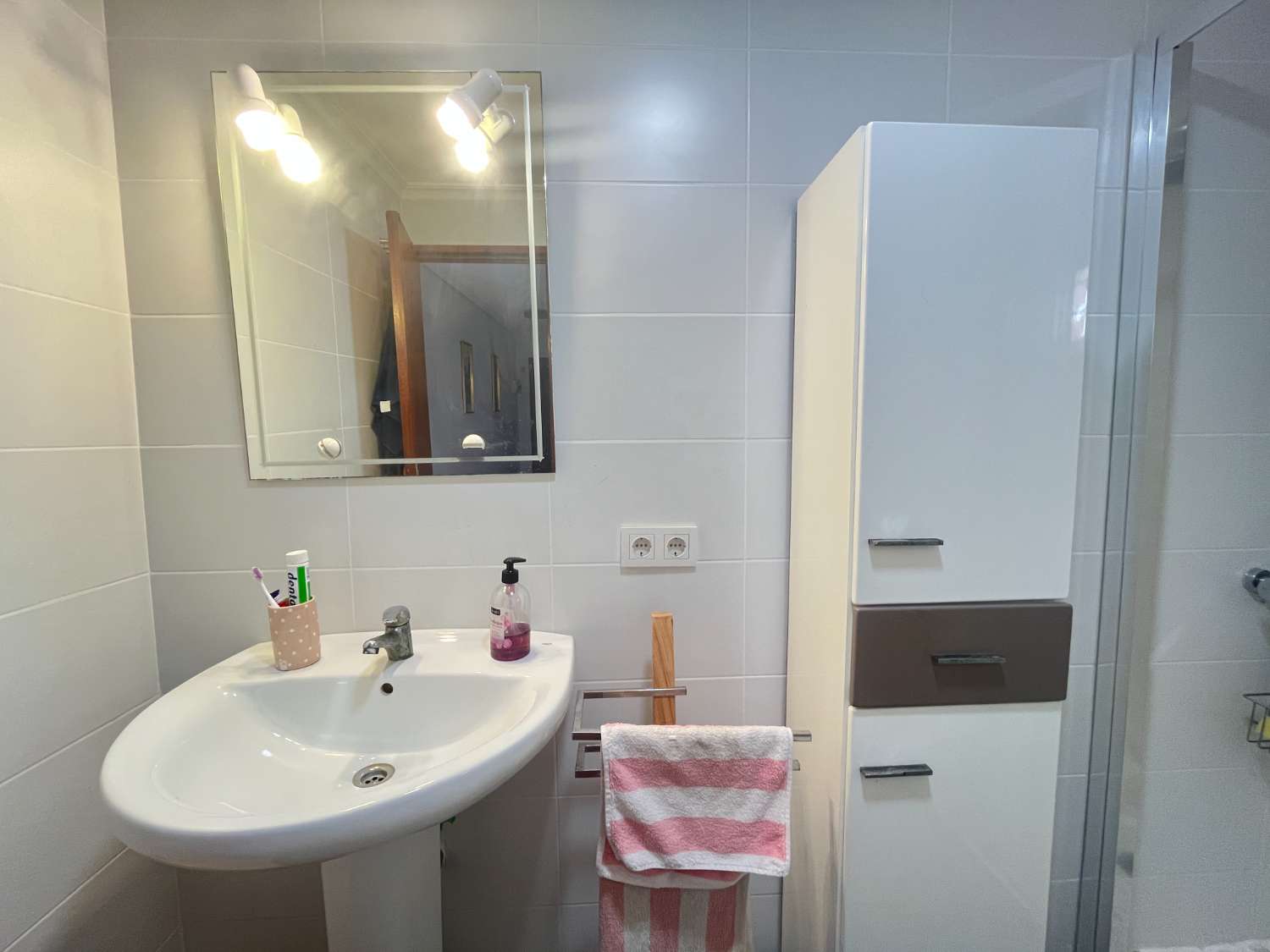 3 soveværelser, 2 badeværelser lejlighed med parkering 250 meter fra stranden