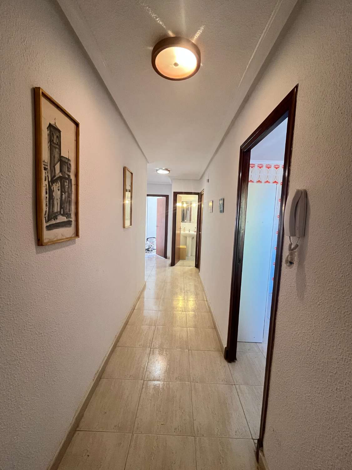 3 soveværelser, 2 badeværelser lejlighed med parkering 250 meter fra stranden