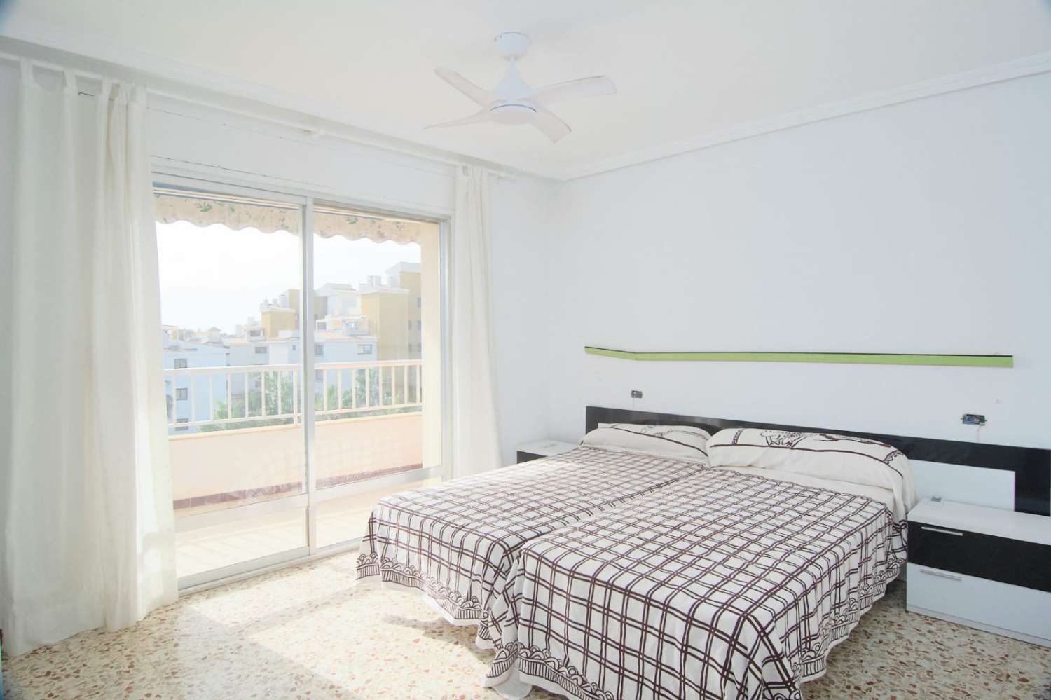 3 soveværelser, 2 badeværelser lejlighed med parkering 250 meter fra stranden