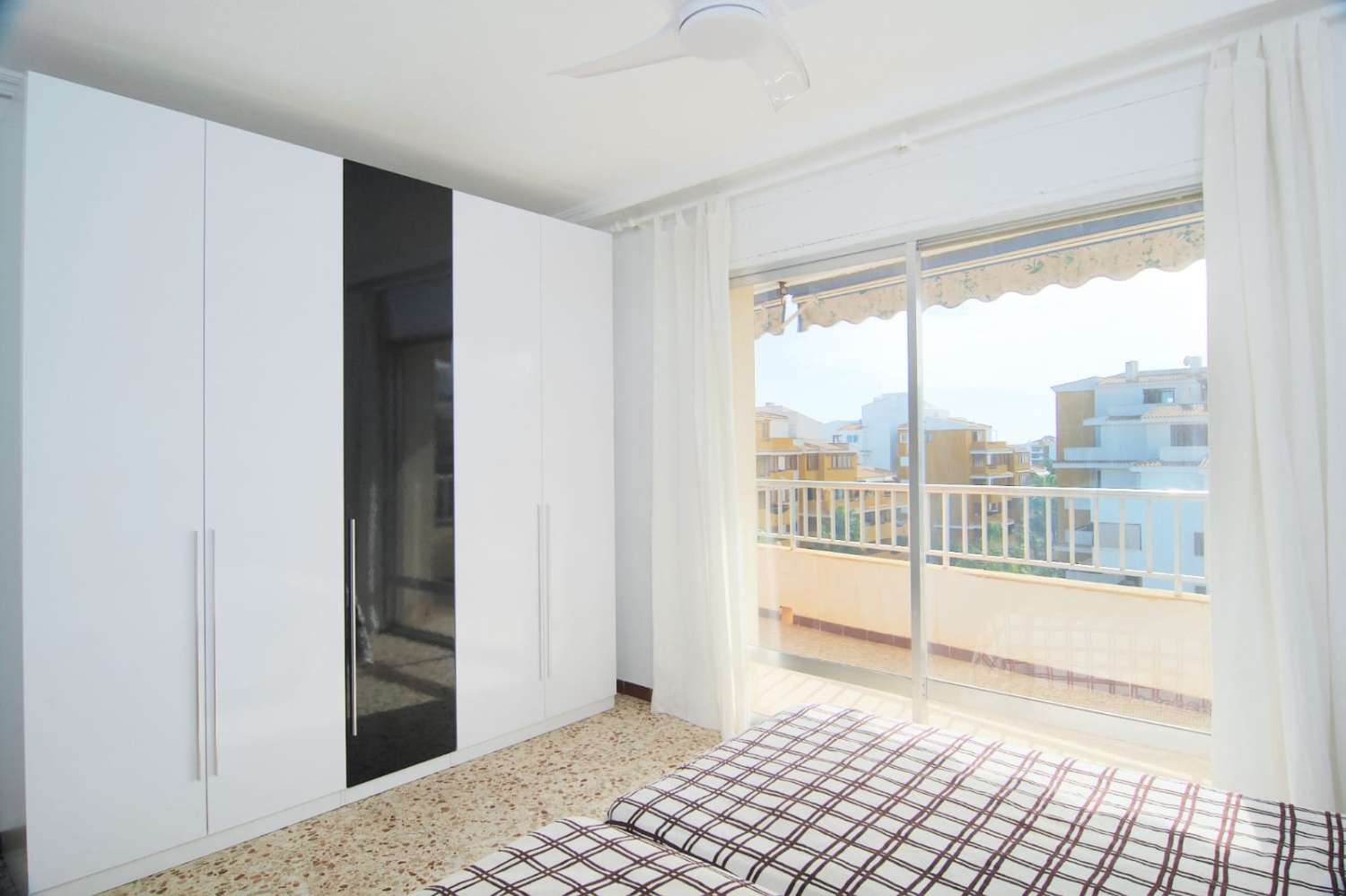 3 soveværelser, 2 badeværelser lejlighed med parkering 250 meter fra stranden