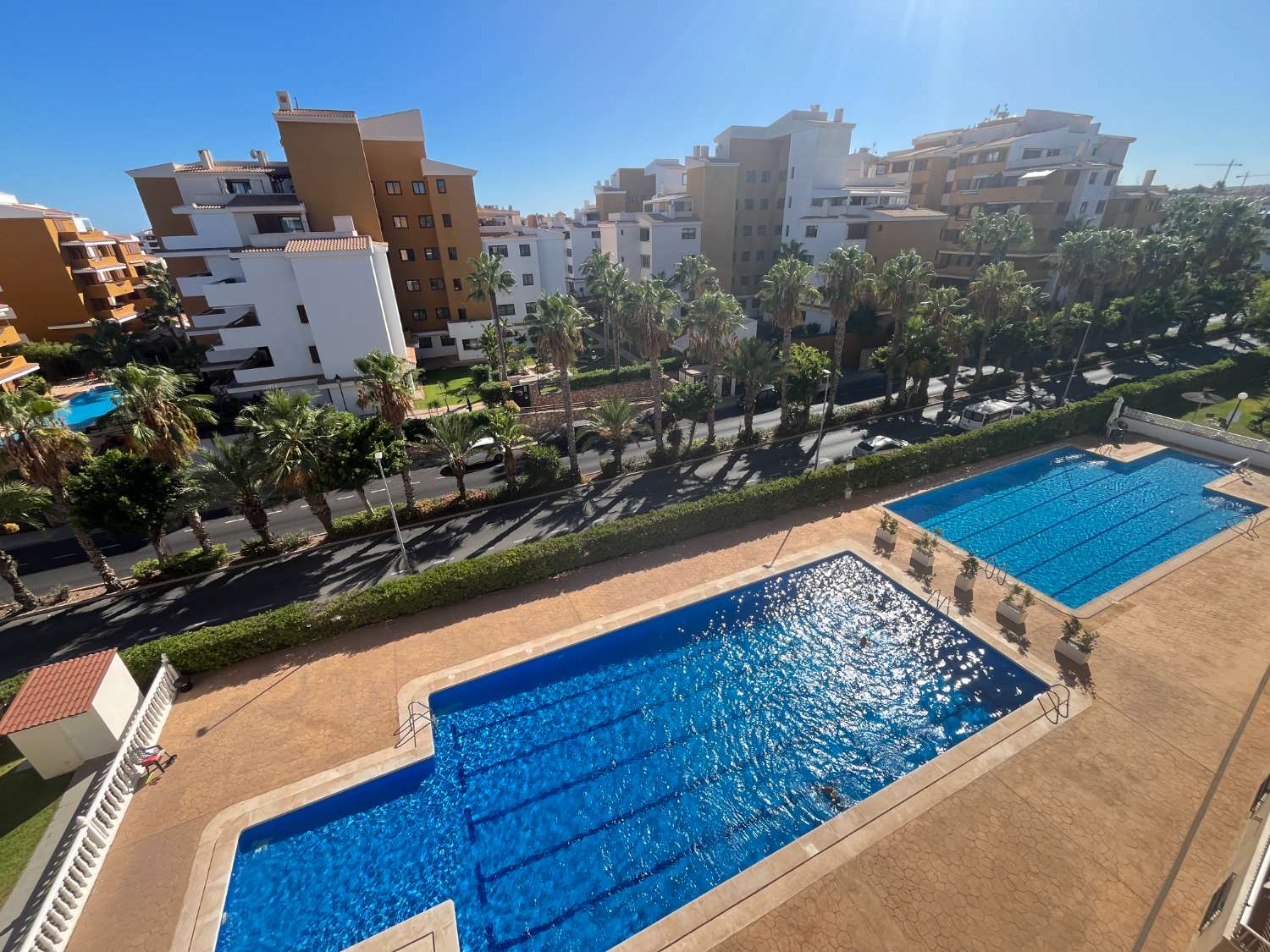 3 soveværelser, 2 badeværelser lejlighed med parkering 250 meter fra stranden