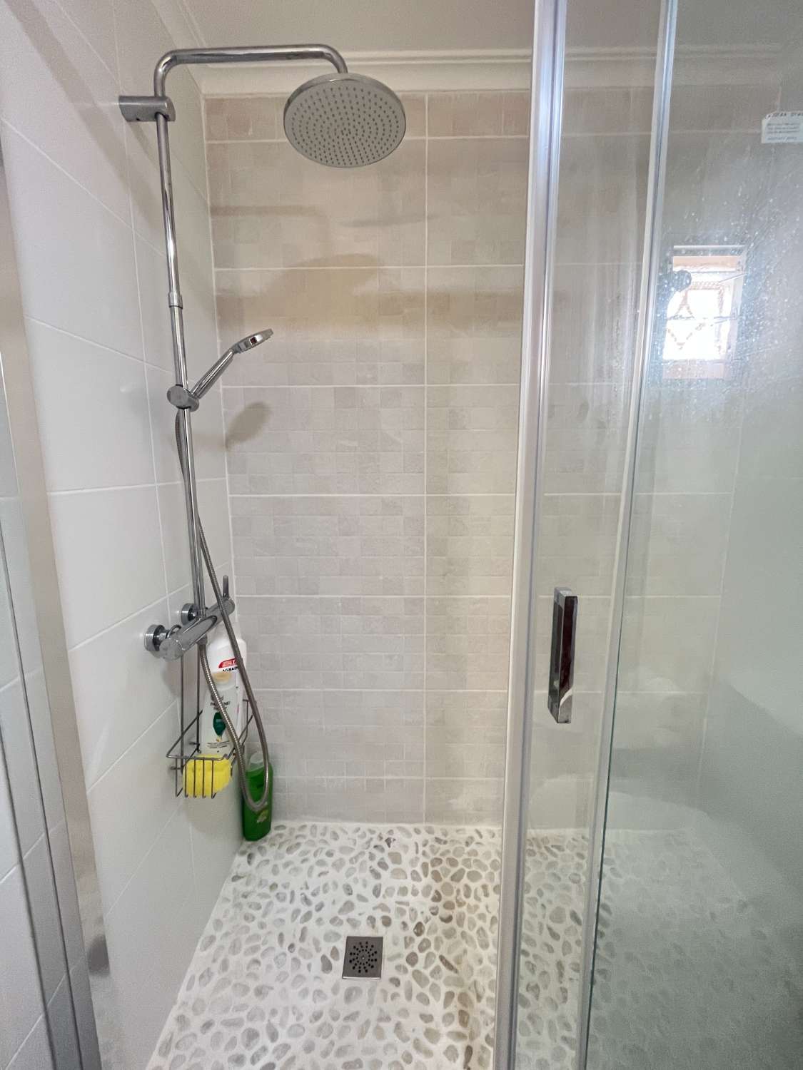 3 soveværelser, 2 badeværelser lejlighed med parkering 250 meter fra stranden