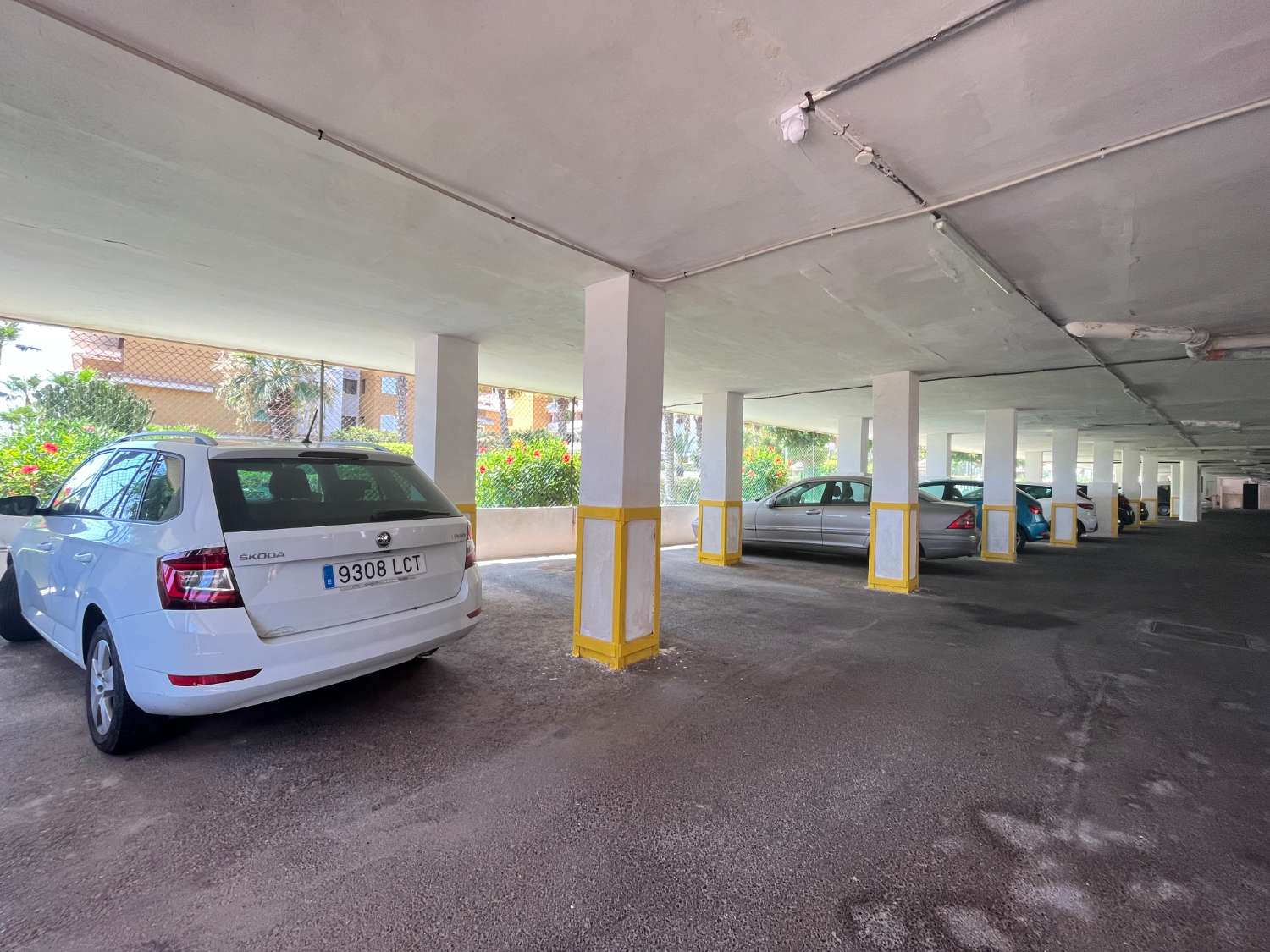 3 soveværelser, 2 badeværelser lejlighed med parkering 250 meter fra stranden