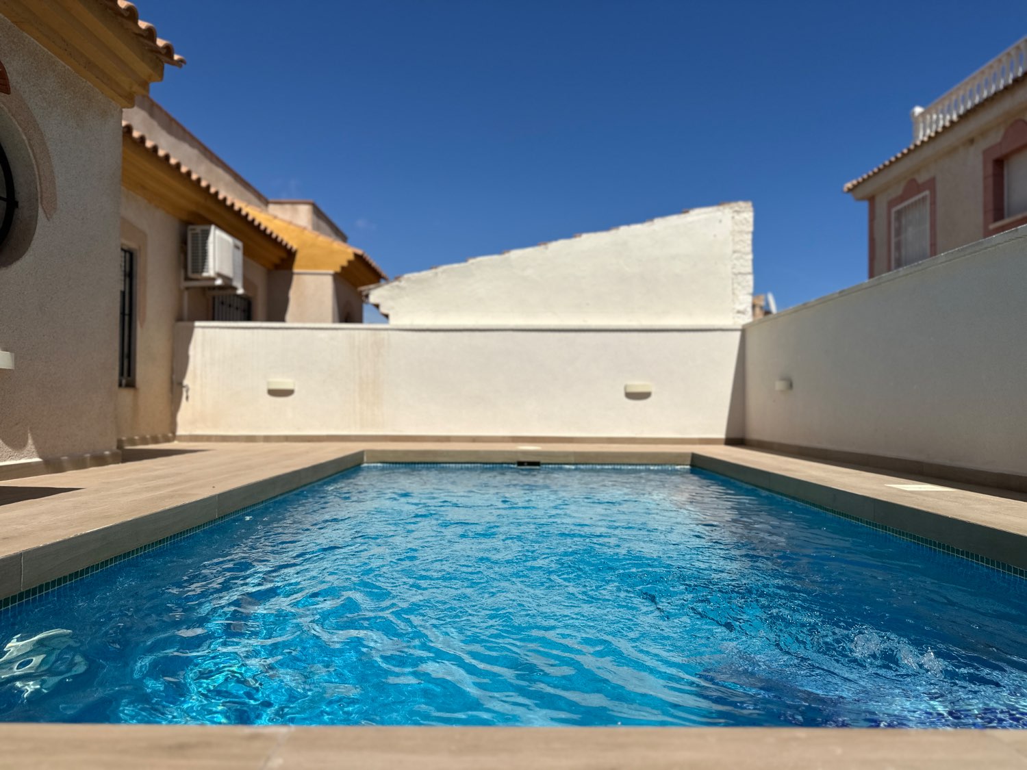 Dúplex en esquina con piscina privada en Playa Flamenca