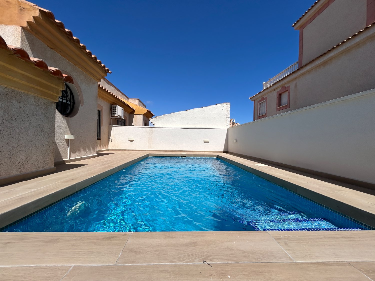 Dúplex en esquina con piscina privada en Playa Flamenca