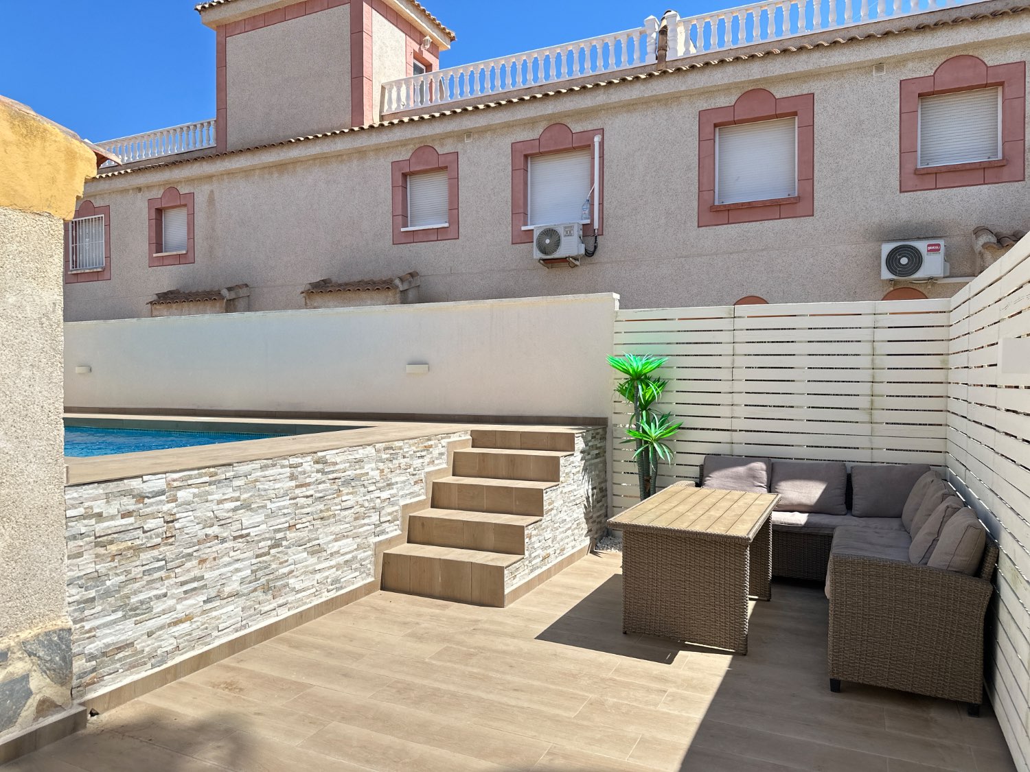 Dúplex en esquina con piscina privada en Playa Flamenca