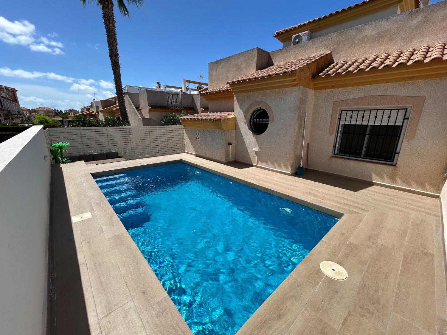 Dúplex en esquina con piscina privada en Playa Flamenca