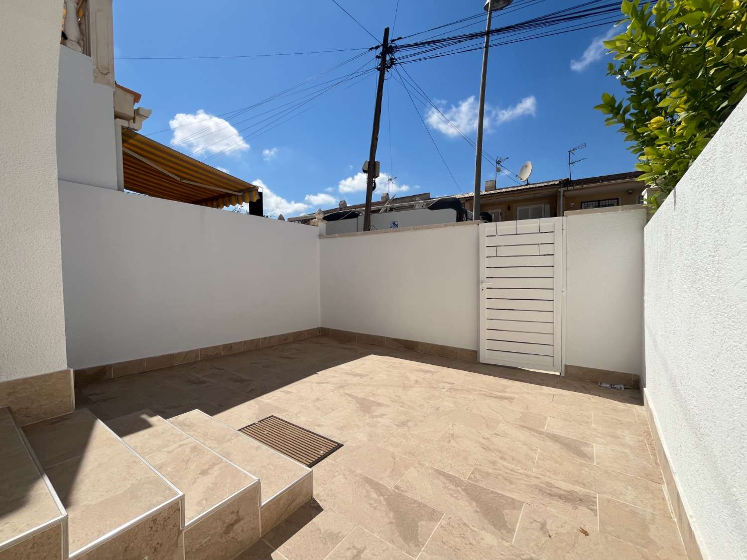 Casa Reformada de 3 dormitorios y 2 baños con piscina comunitaria