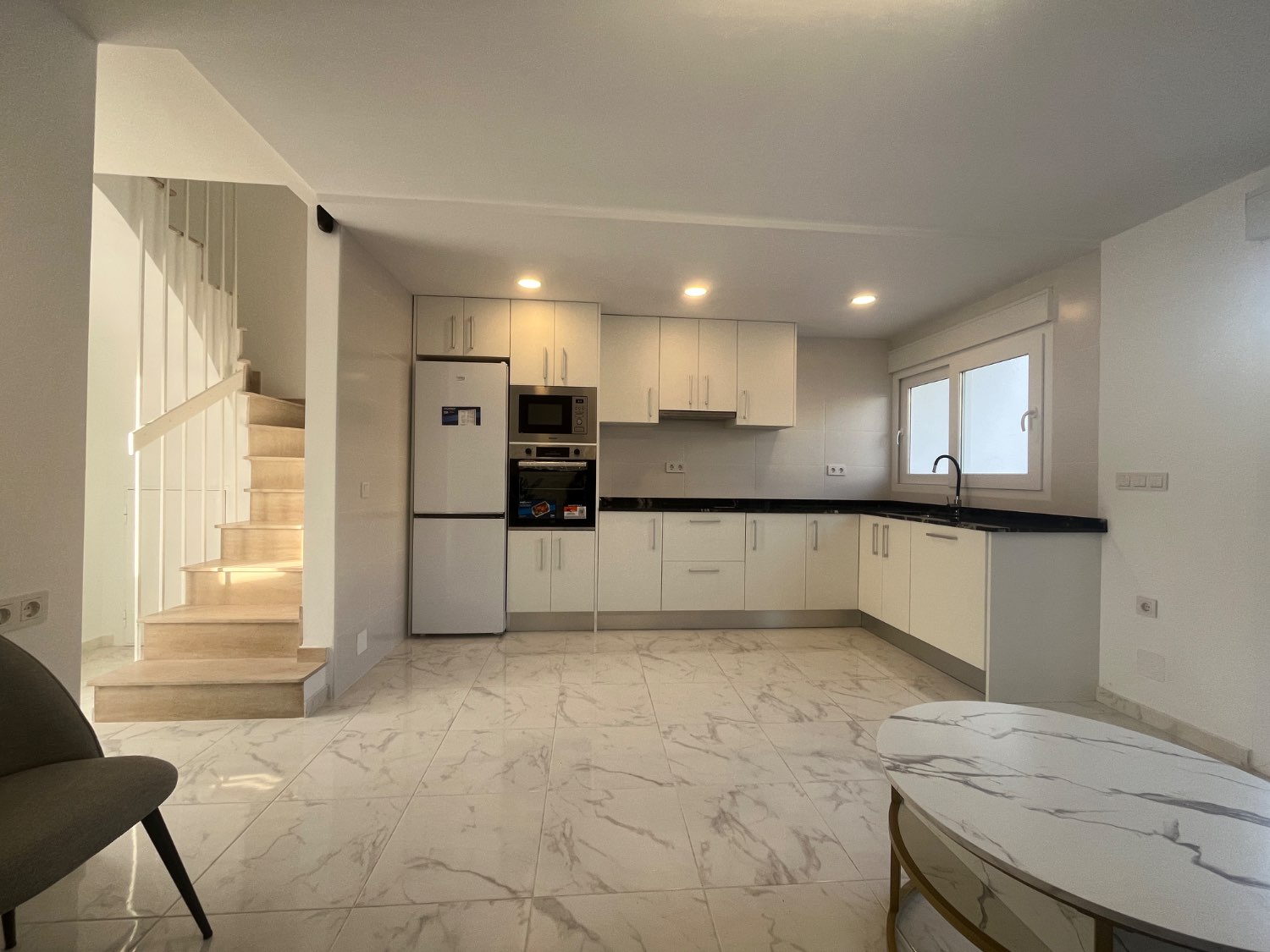 Casa Reformada de 3 dormitorios y 2 baños con piscina comunitaria