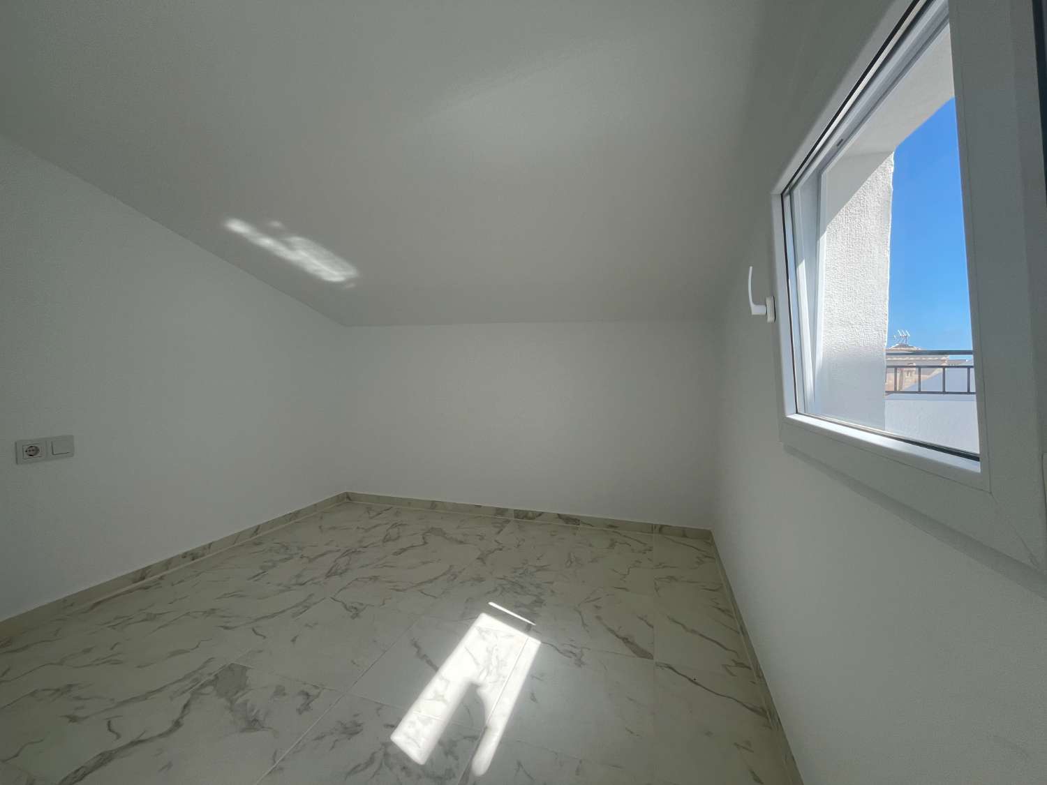 Casa Reformada de 3 dormitorios y 2 baños con piscina comunitaria