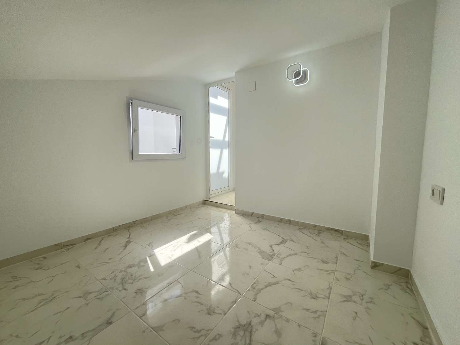 Casa Reformada de 3 dormitorios y 2 baños con piscina comunitaria