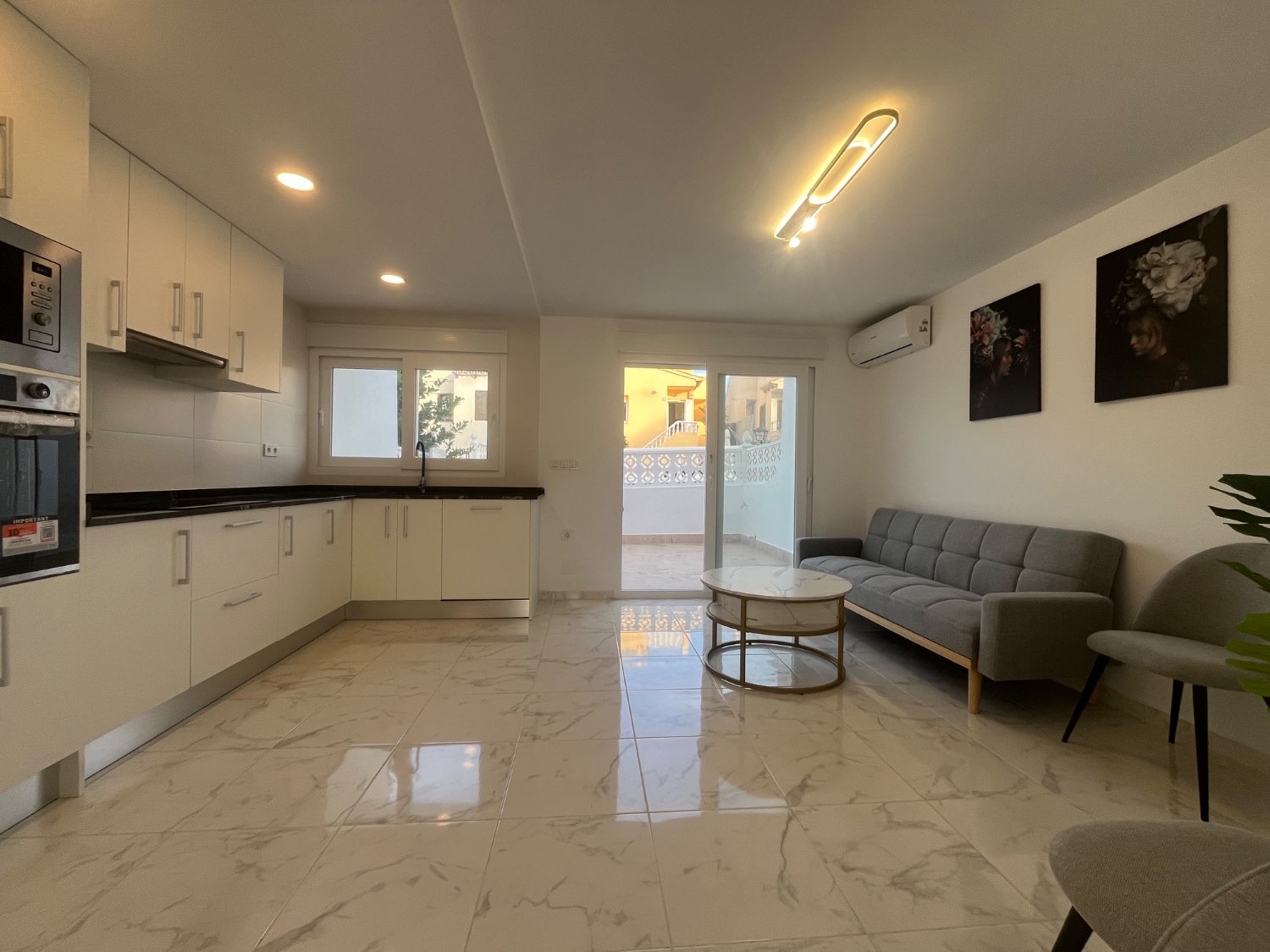 Casa Reformada de 3 dormitorios y 2 baños con piscina comunitaria