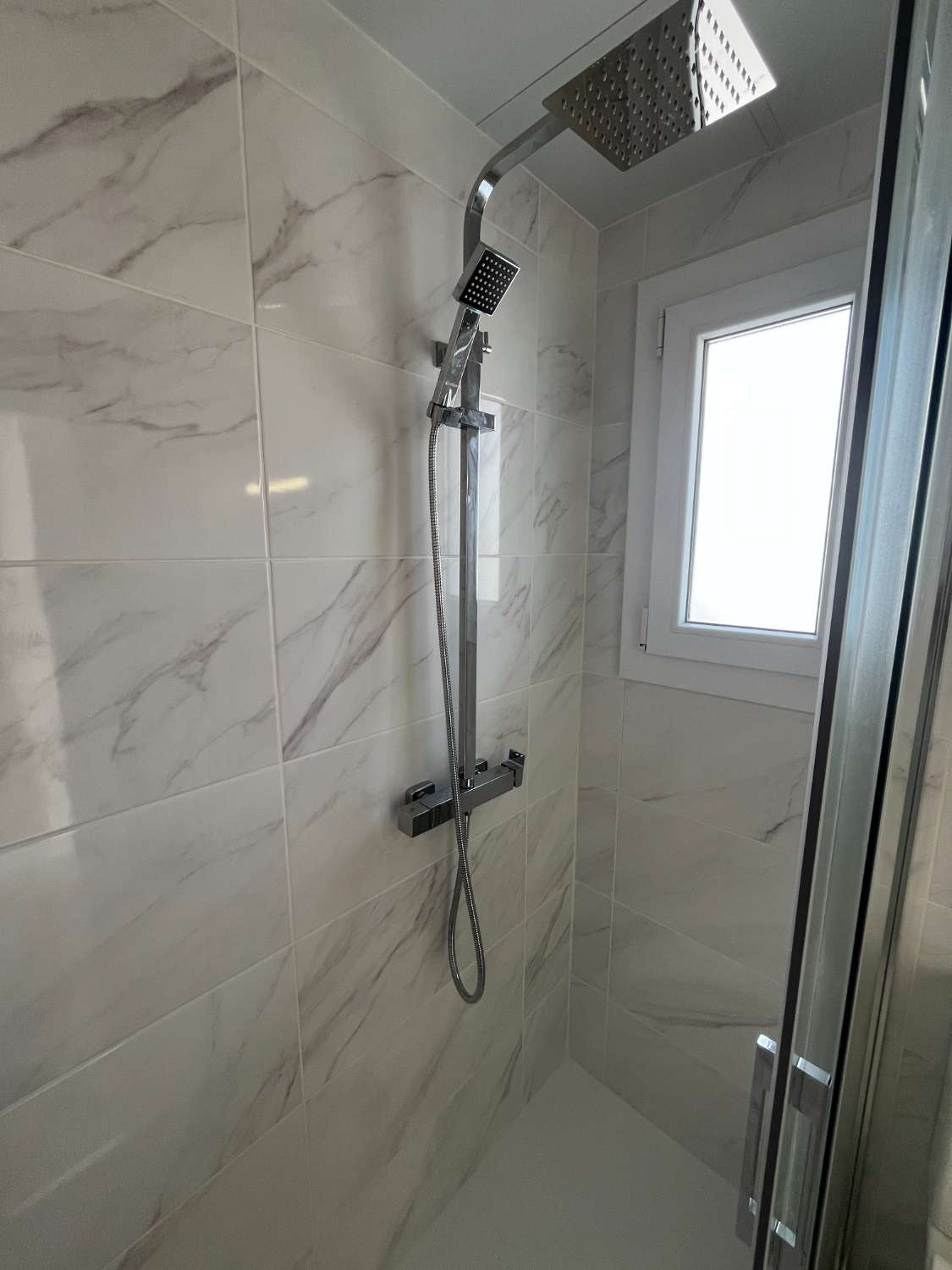 Casa Reformada de 3 dormitorios y 2 baños con piscina comunitaria