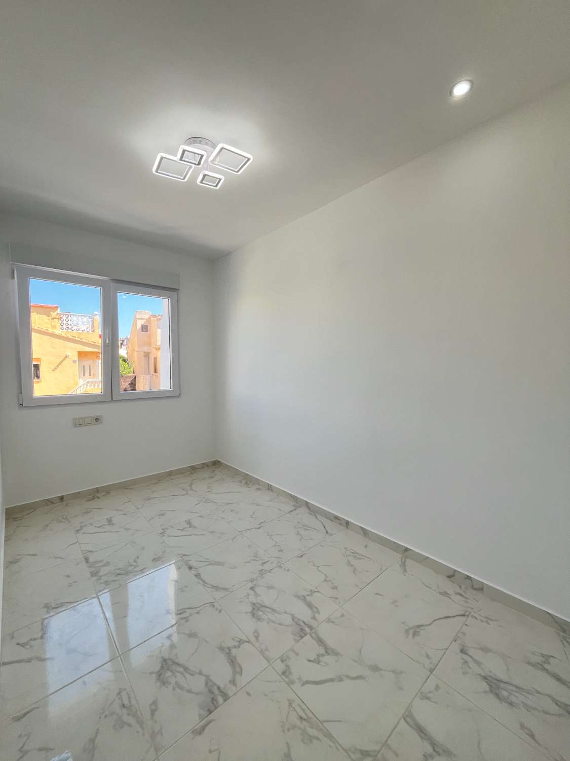 Casa Reformada de 3 dormitorios y 2 baños con piscina comunitaria