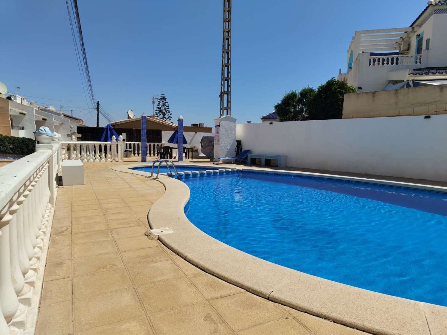 Casa Reformada de 3 dormitorios y 2 baños con piscina comunitaria
