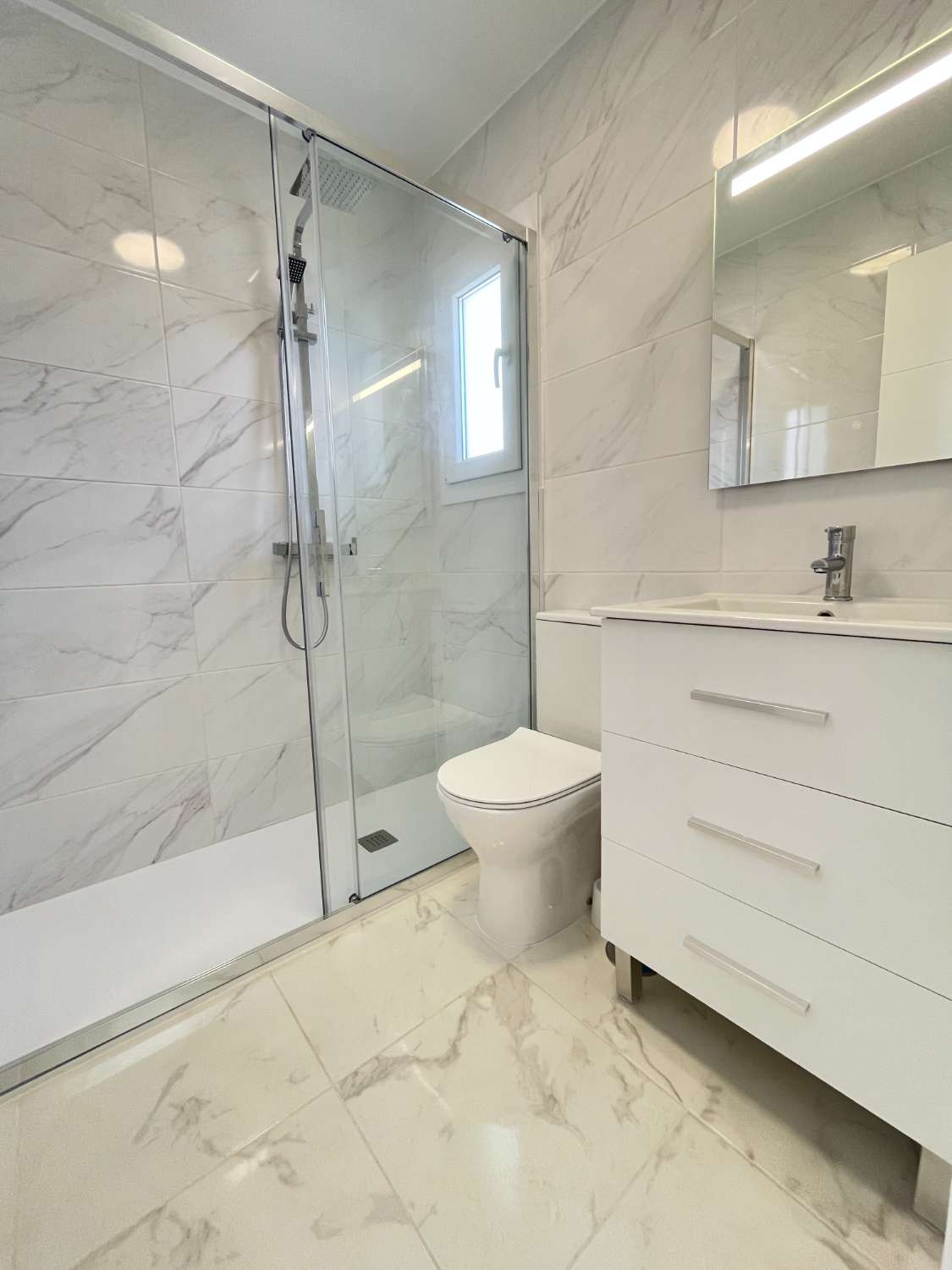 Casa Reformada de 3 dormitorios y 2 baños con piscina comunitaria