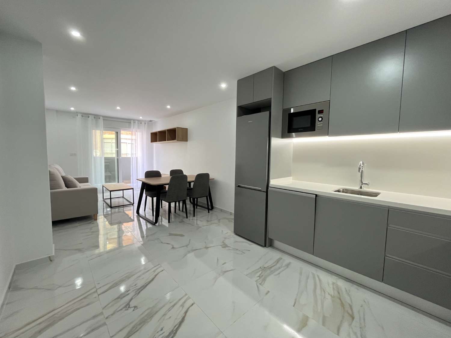 Moderno Apartamento de 2 Dormitorios a 800 Metros del Mar – Torrevieja Centro