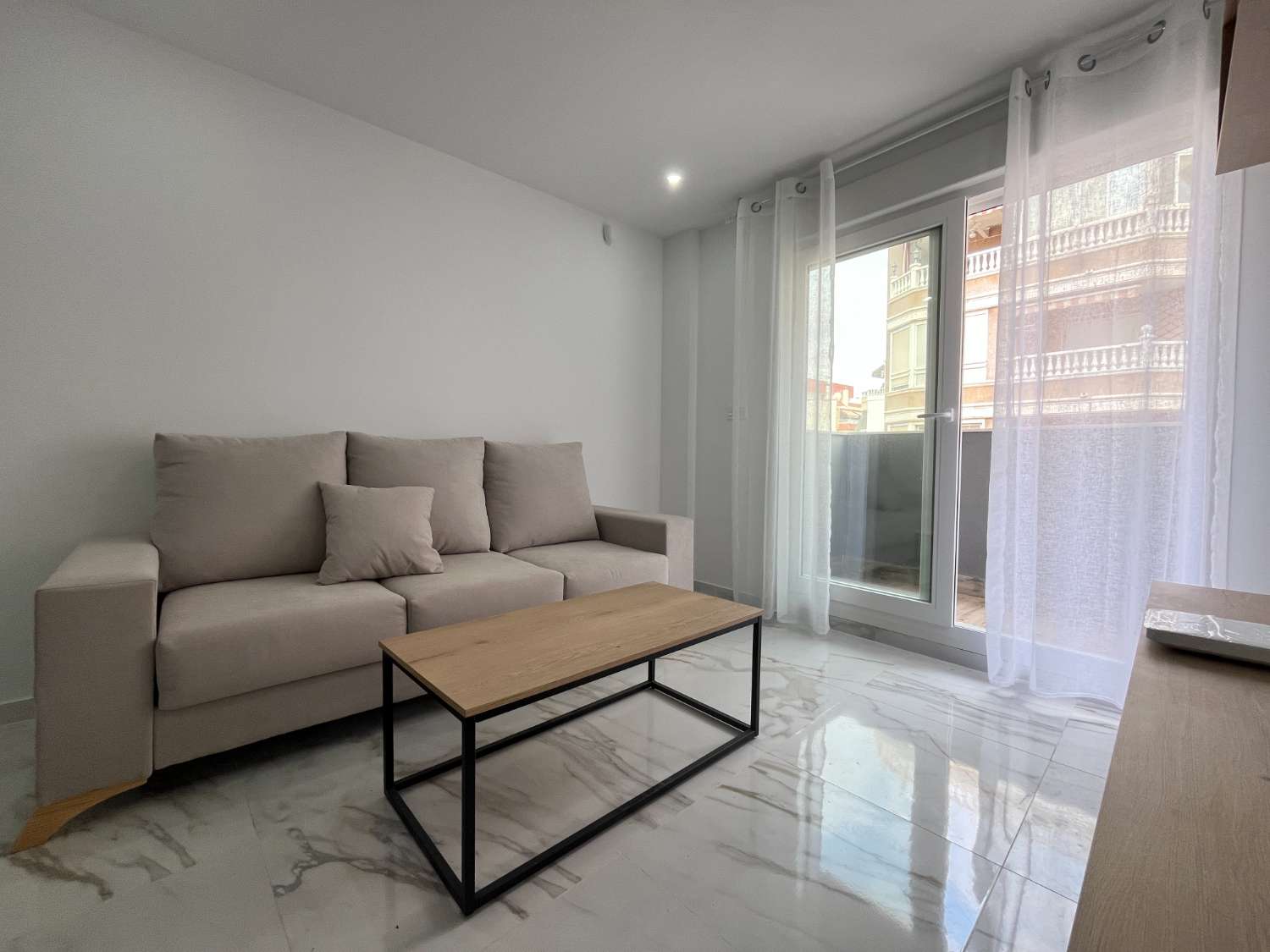 Moderno Apartamento de 2 Dormitorios a 800 Metros del Mar – Torrevieja Centro