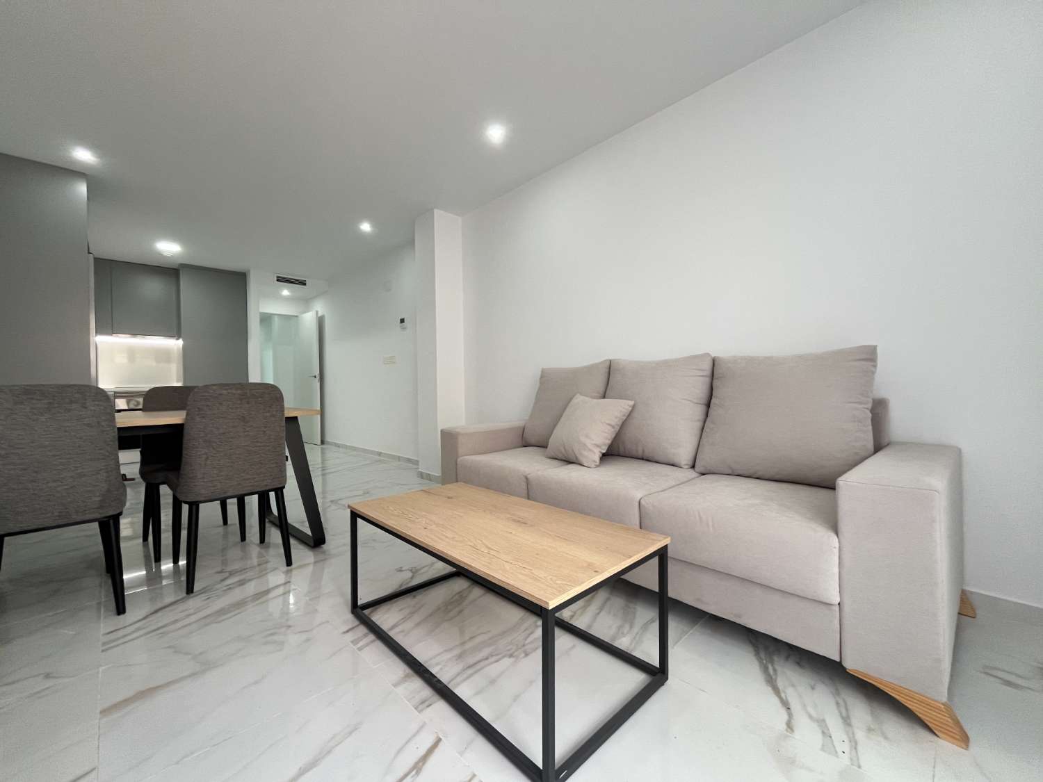 Moderno Apartamento de 2 Dormitorios a 800 Metros del Mar – Torrevieja Centro