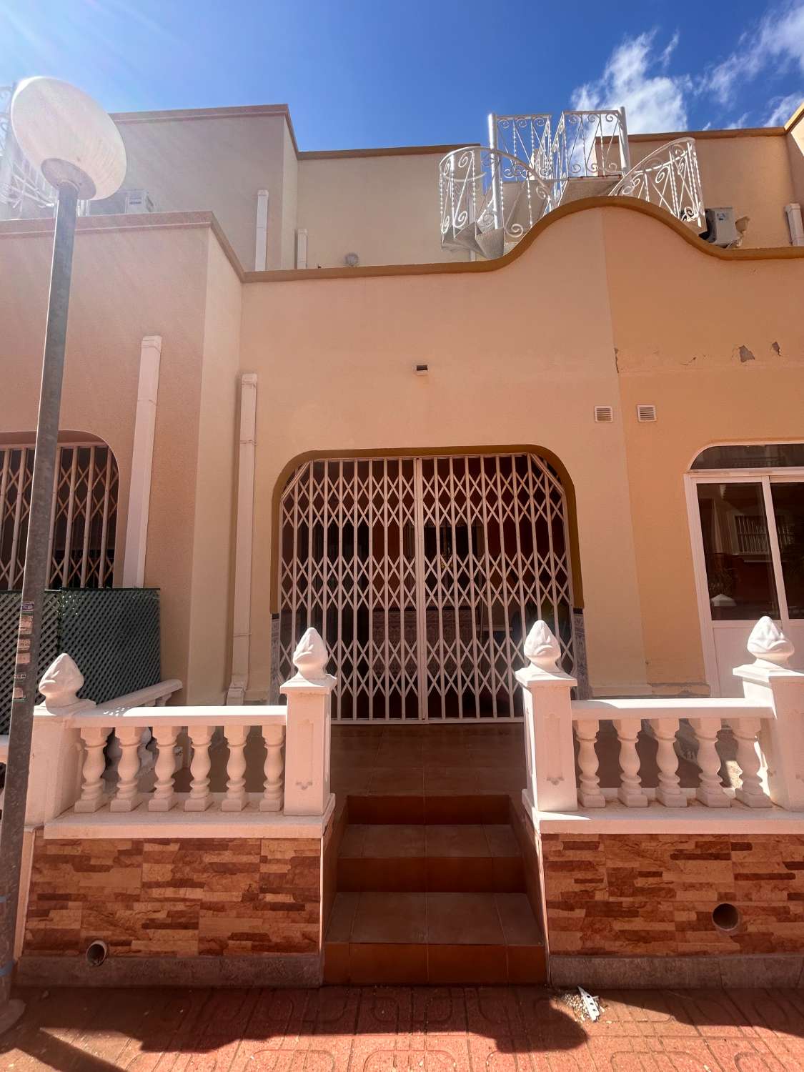 Kaunis, aurinkoinen kaksikerroksinen La Floridassa