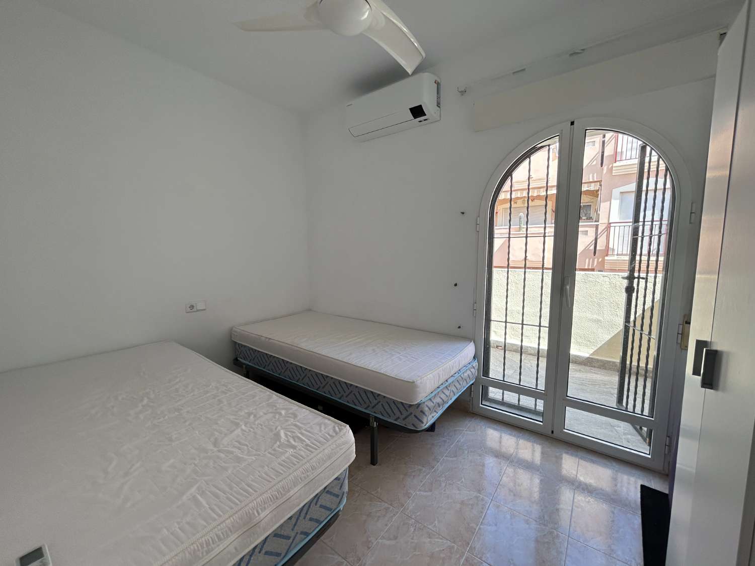 Kaunis, aurinkoinen kaksikerroksinen La Floridassa